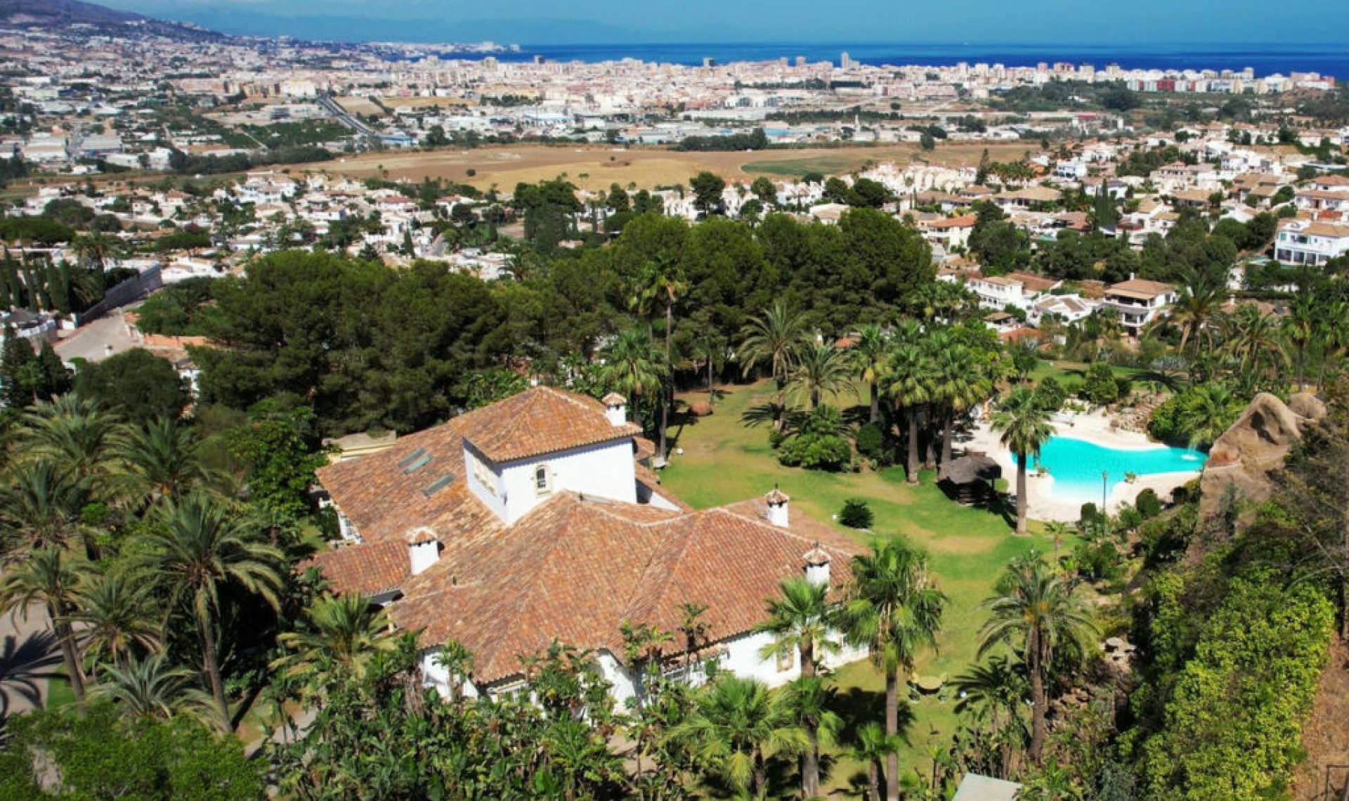 Resale - House -
Cerros del Aguila