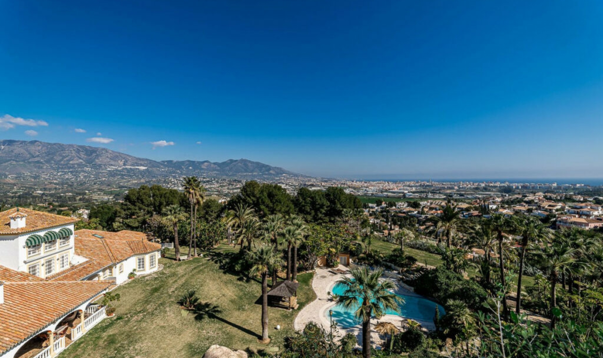 Resale - House -
Cerros del Aguila