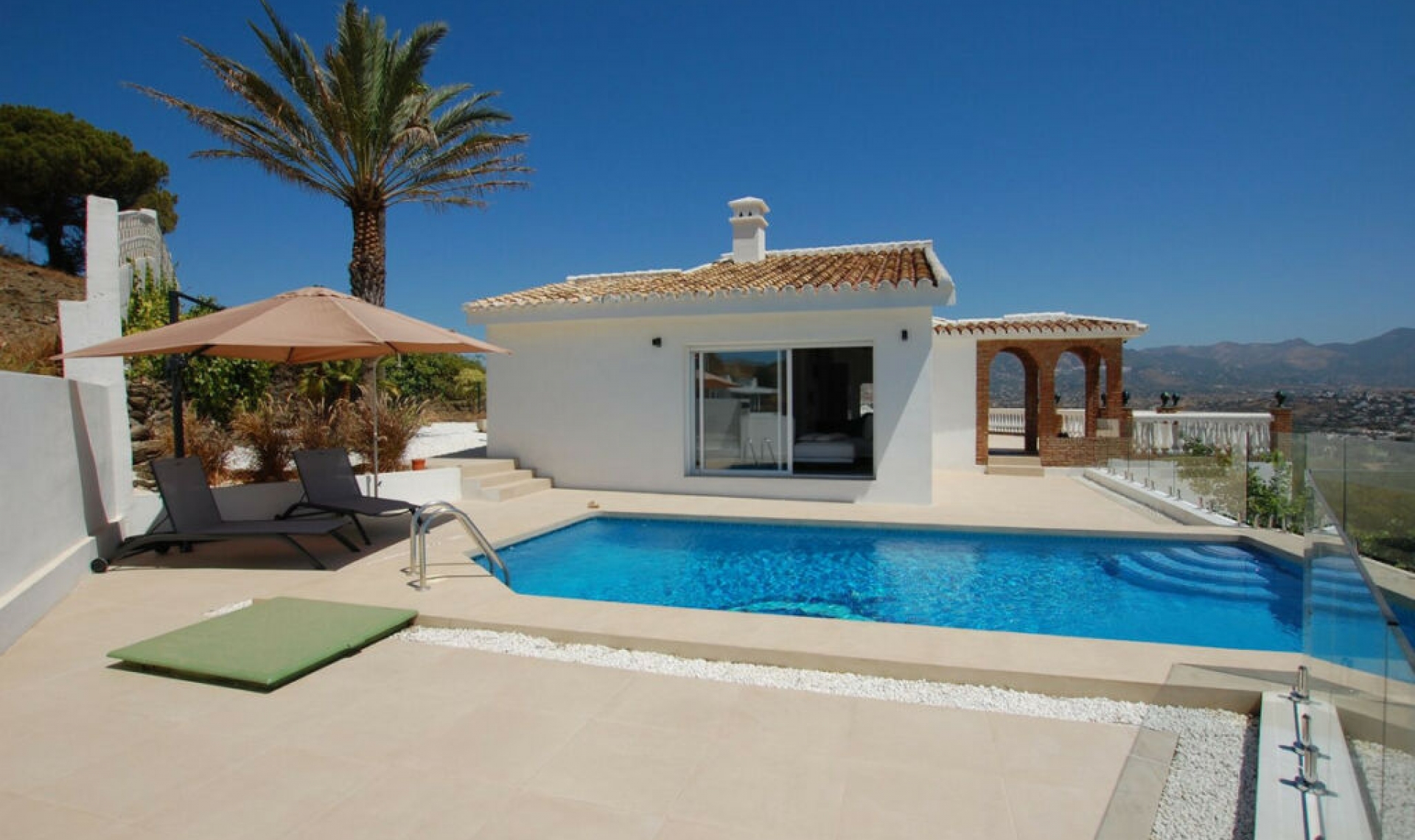 Resale - House -
Cerros del Aguila