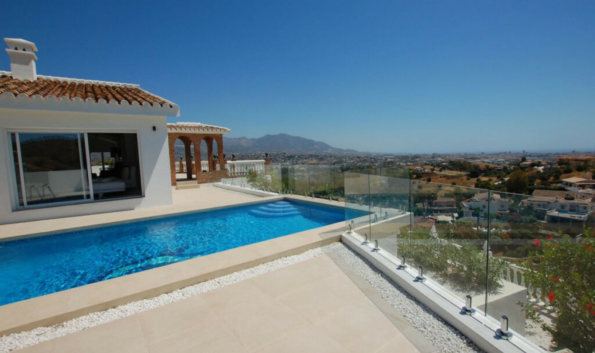 Resale - House -
Cerros del Aguila