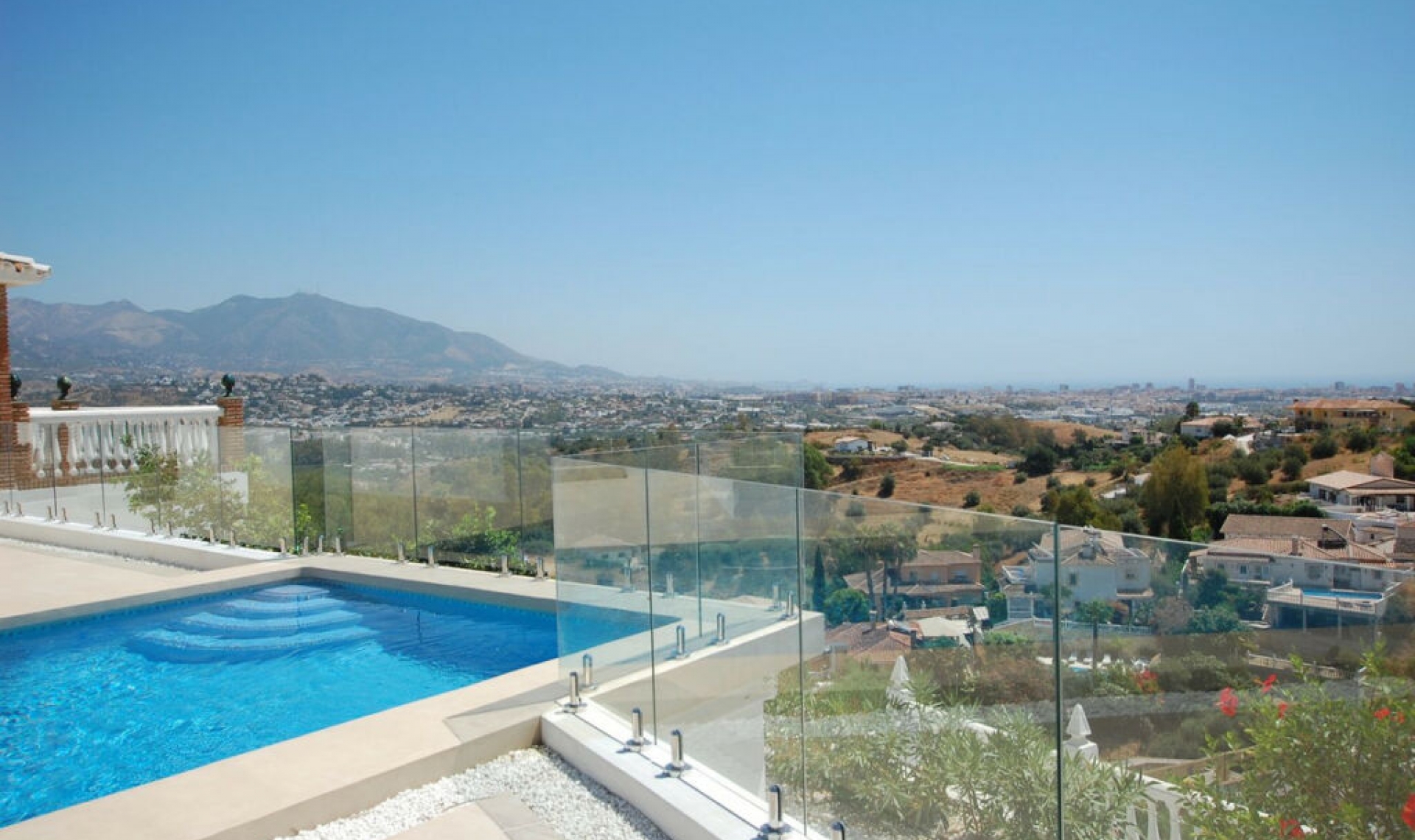 Resale - House -
Cerros del Aguila