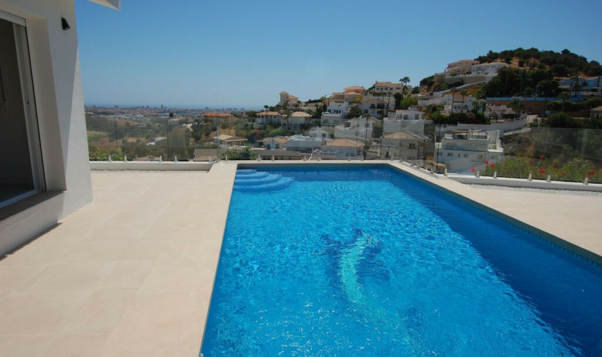 Resale - House -
Cerros del Aguila