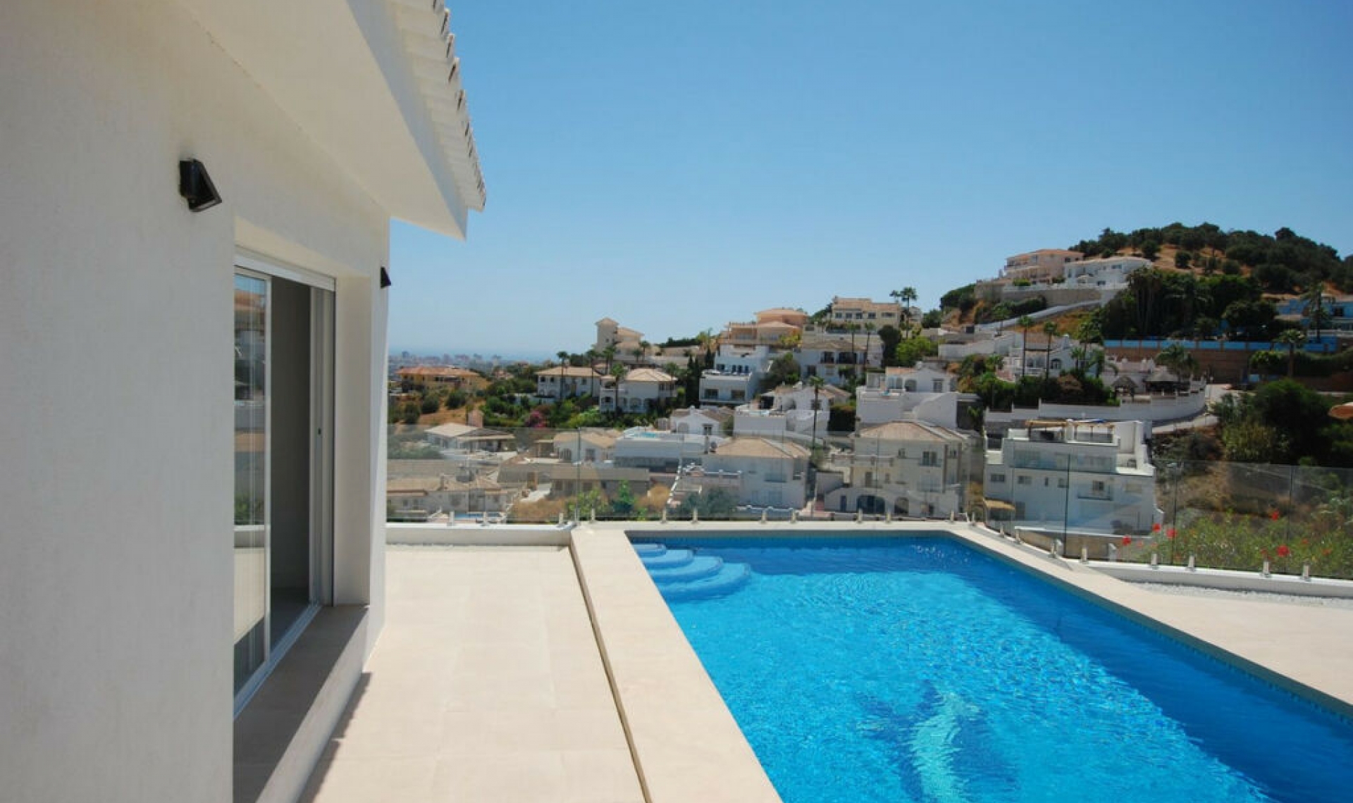 Resale - House -
Cerros del Aguila