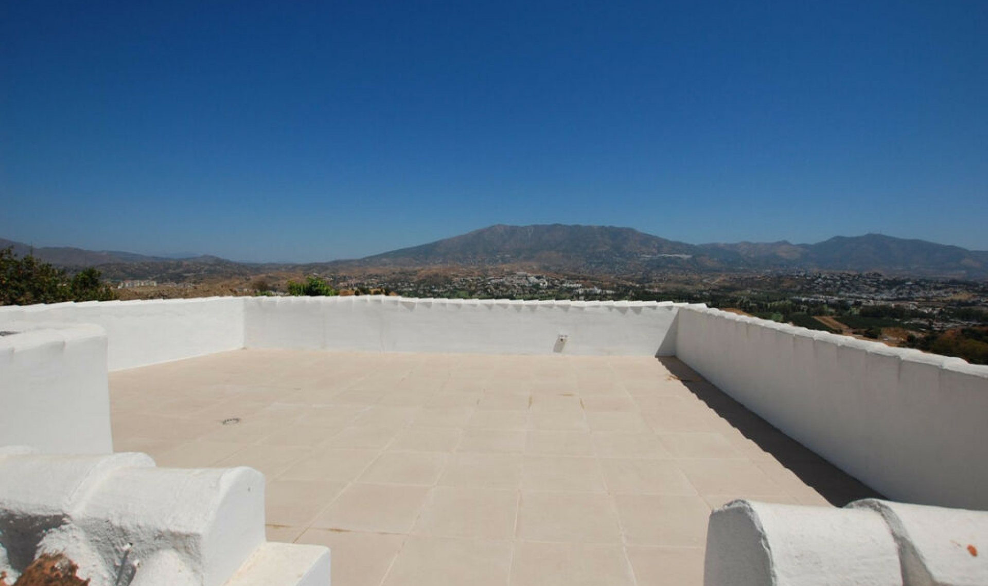 Resale - House -
Cerros del Aguila