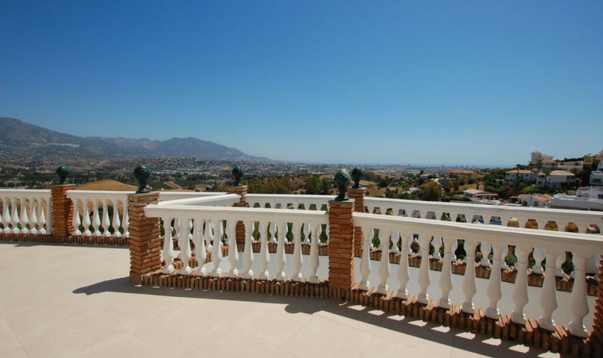 Resale - House -
Cerros del Aguila