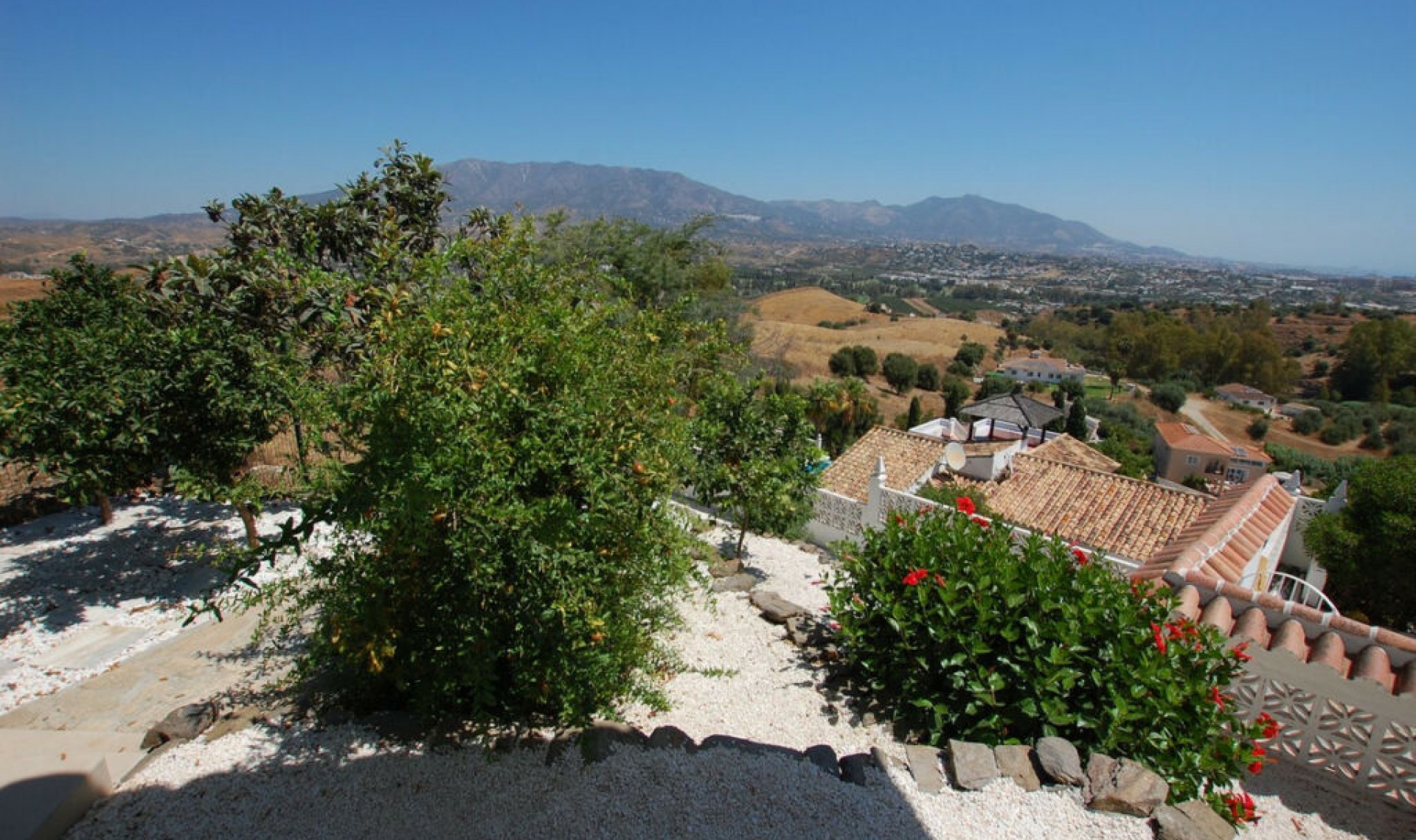 Resale - House -
Cerros del Aguila