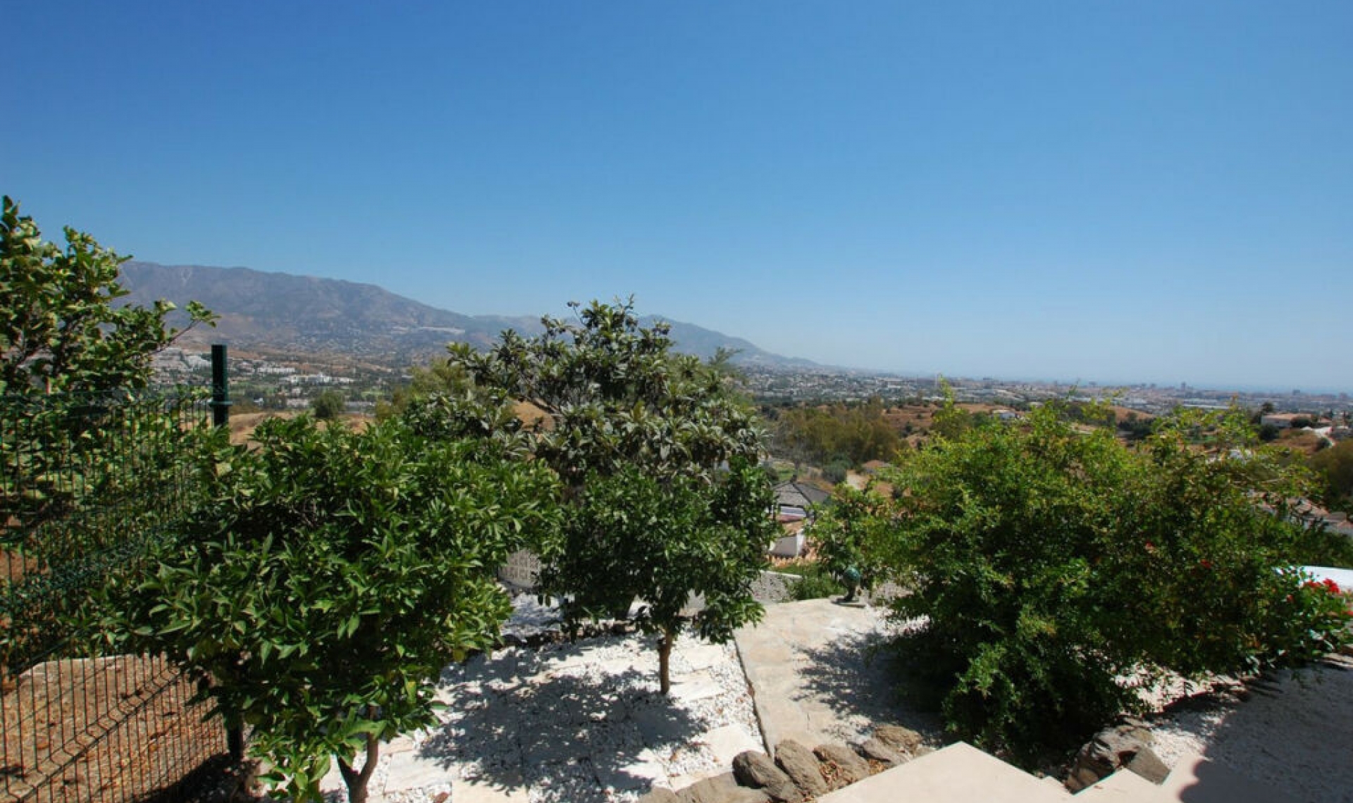 Resale - House -
Cerros del Aguila