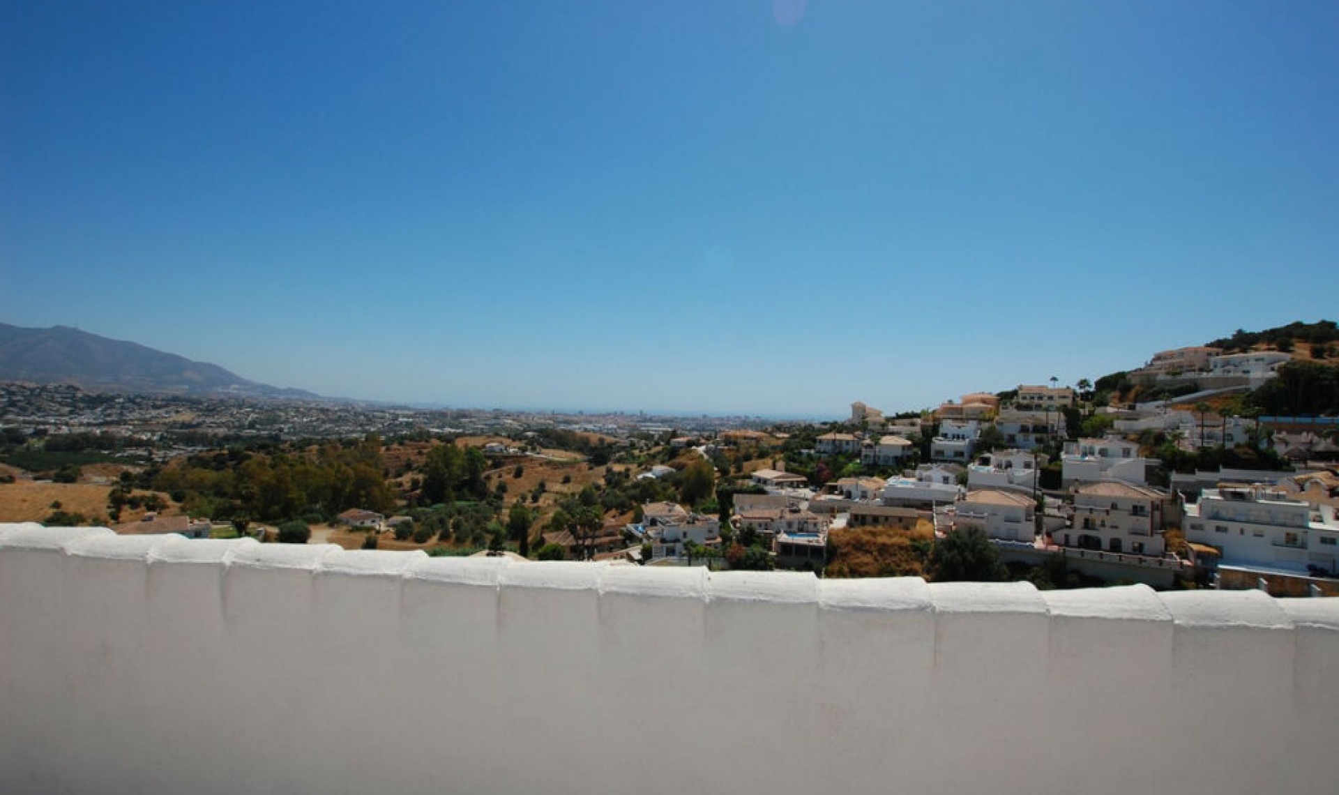 Resale - House -
Cerros del Aguila