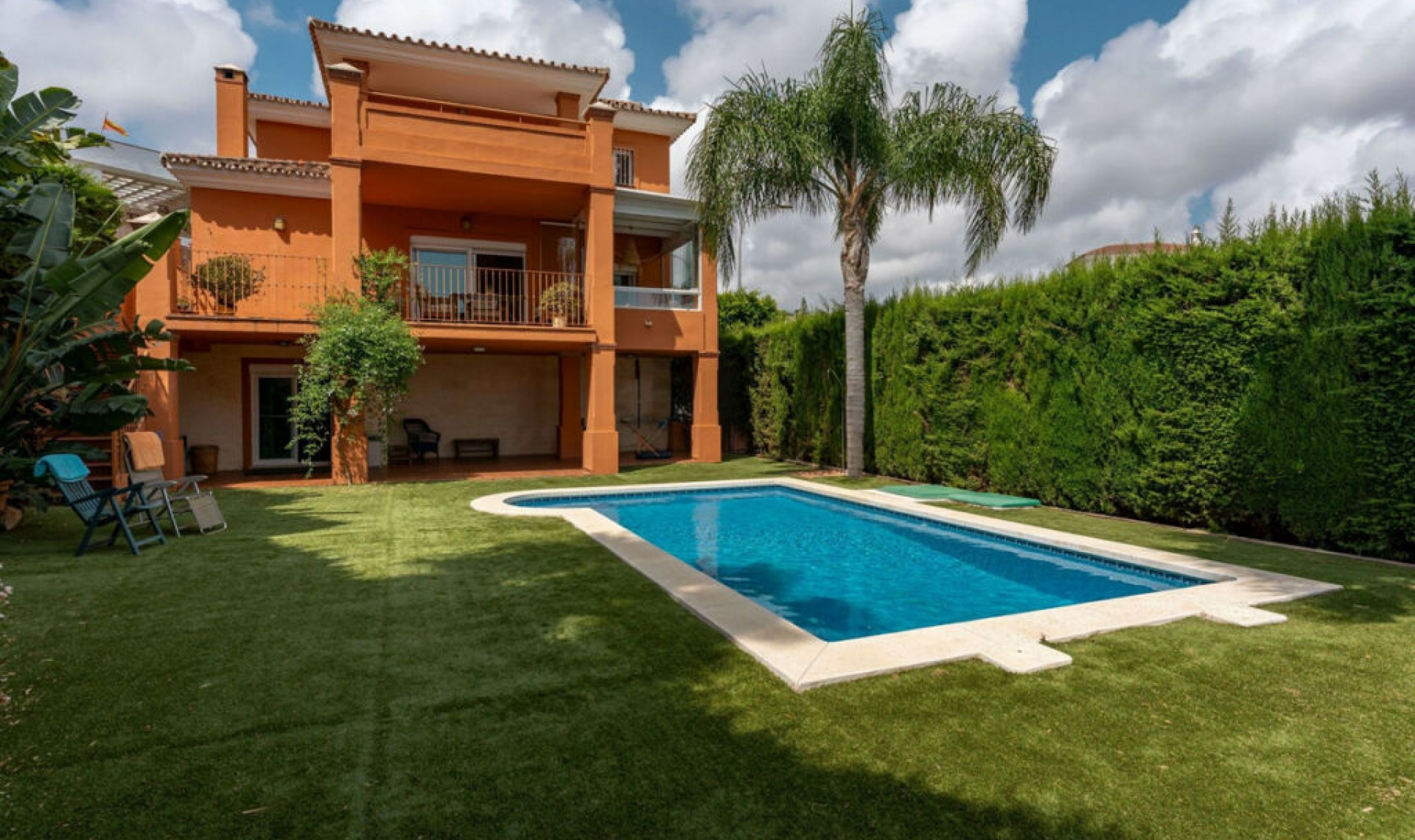 Resale - House -
Cerros del Aguila