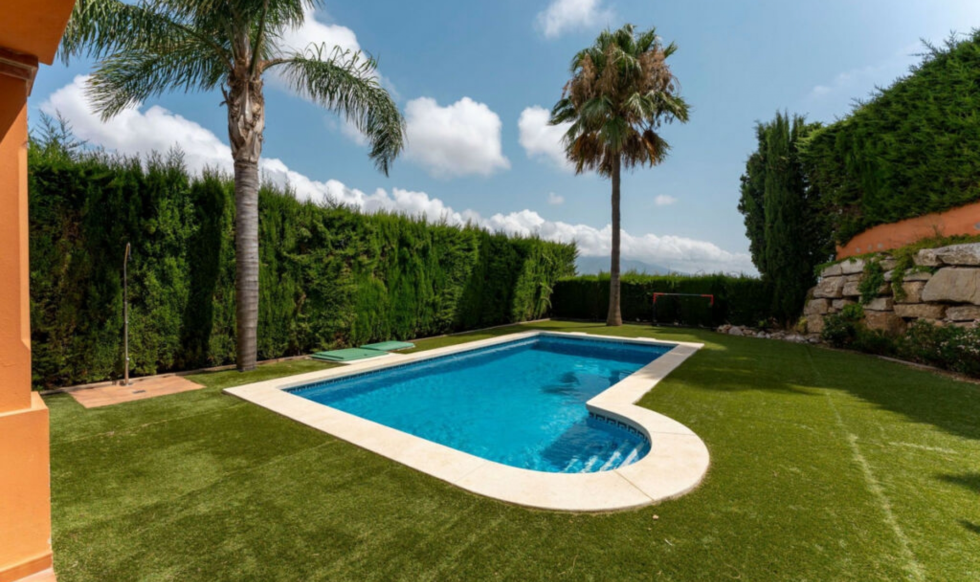 Resale - House -
Cerros del Aguila