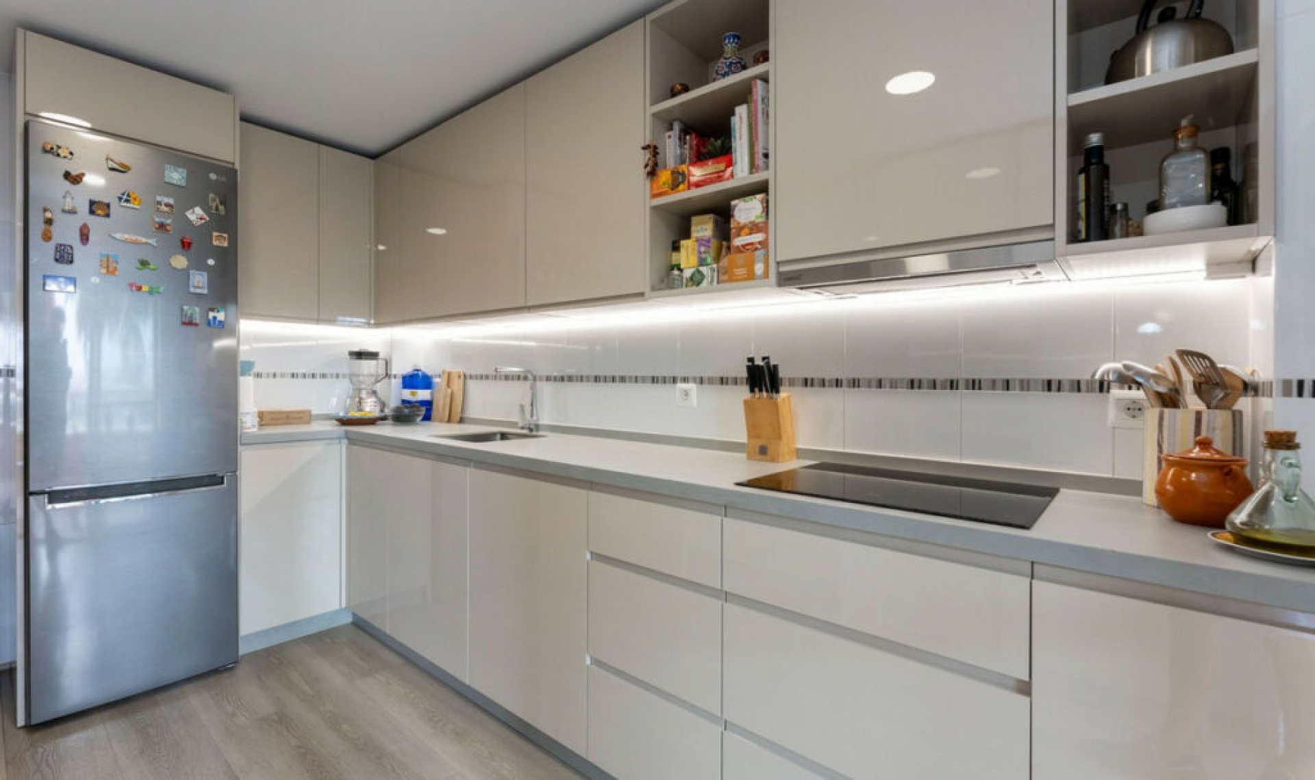 Resale - House -
Cerros del Aguila