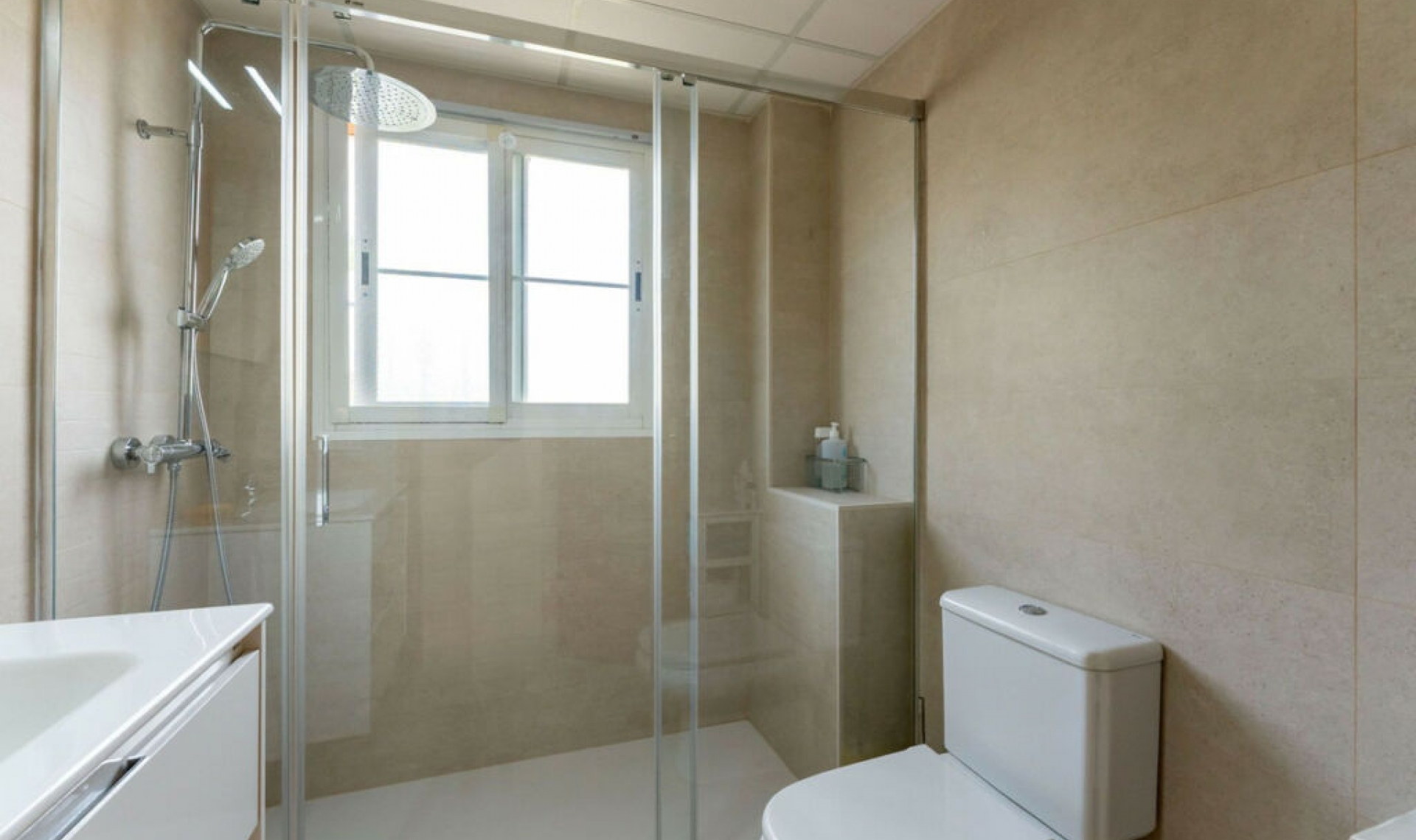 Resale - House -
Cerros del Aguila