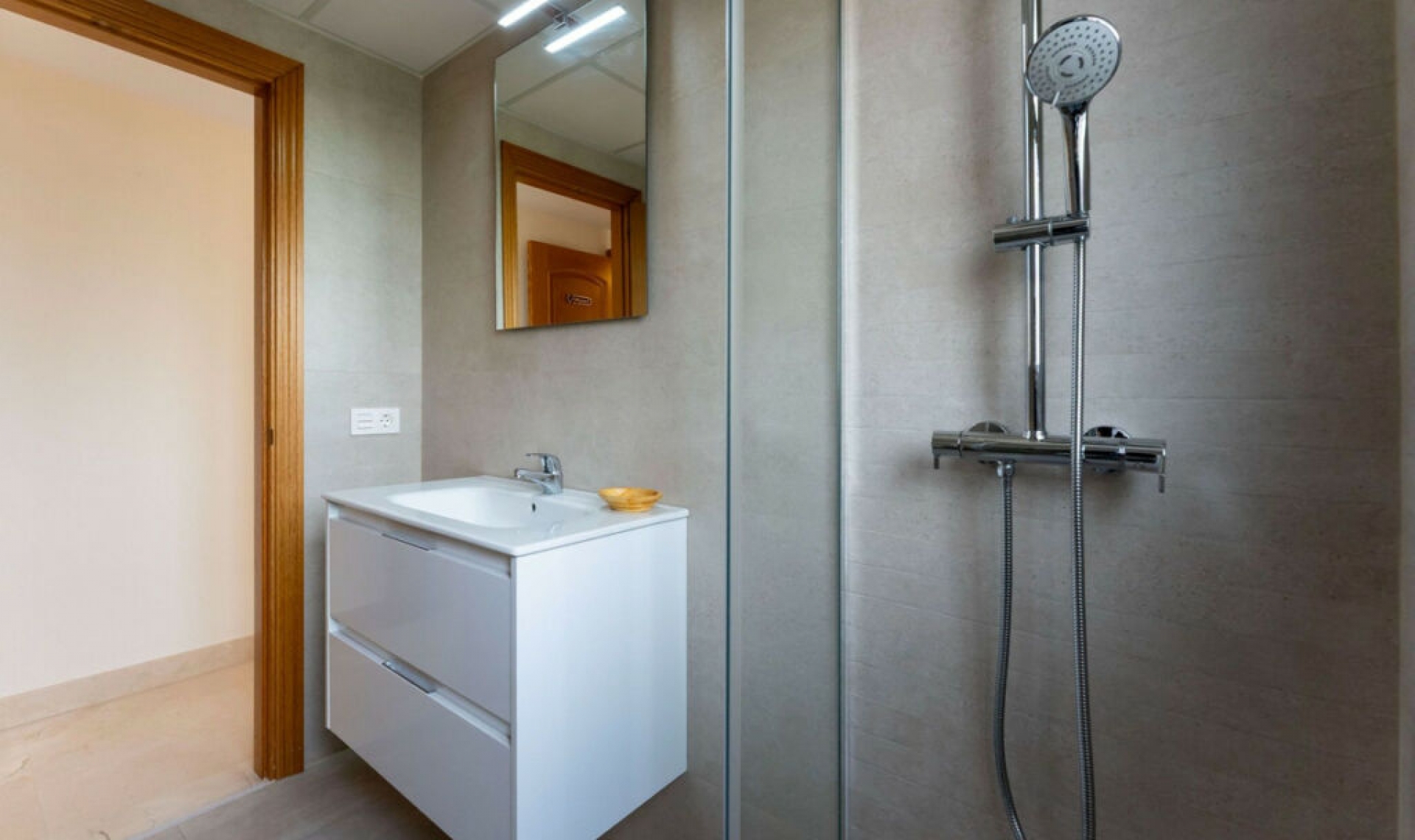 Resale - House -
Cerros del Aguila