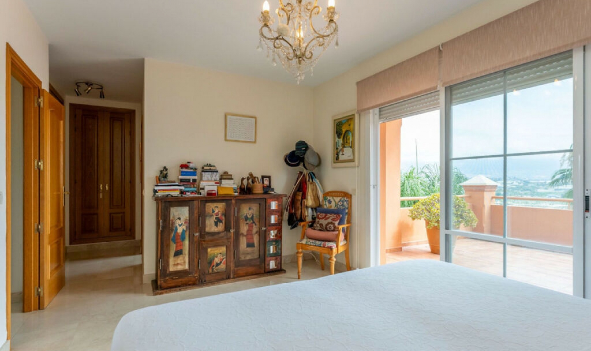 Resale - House -
Cerros del Aguila