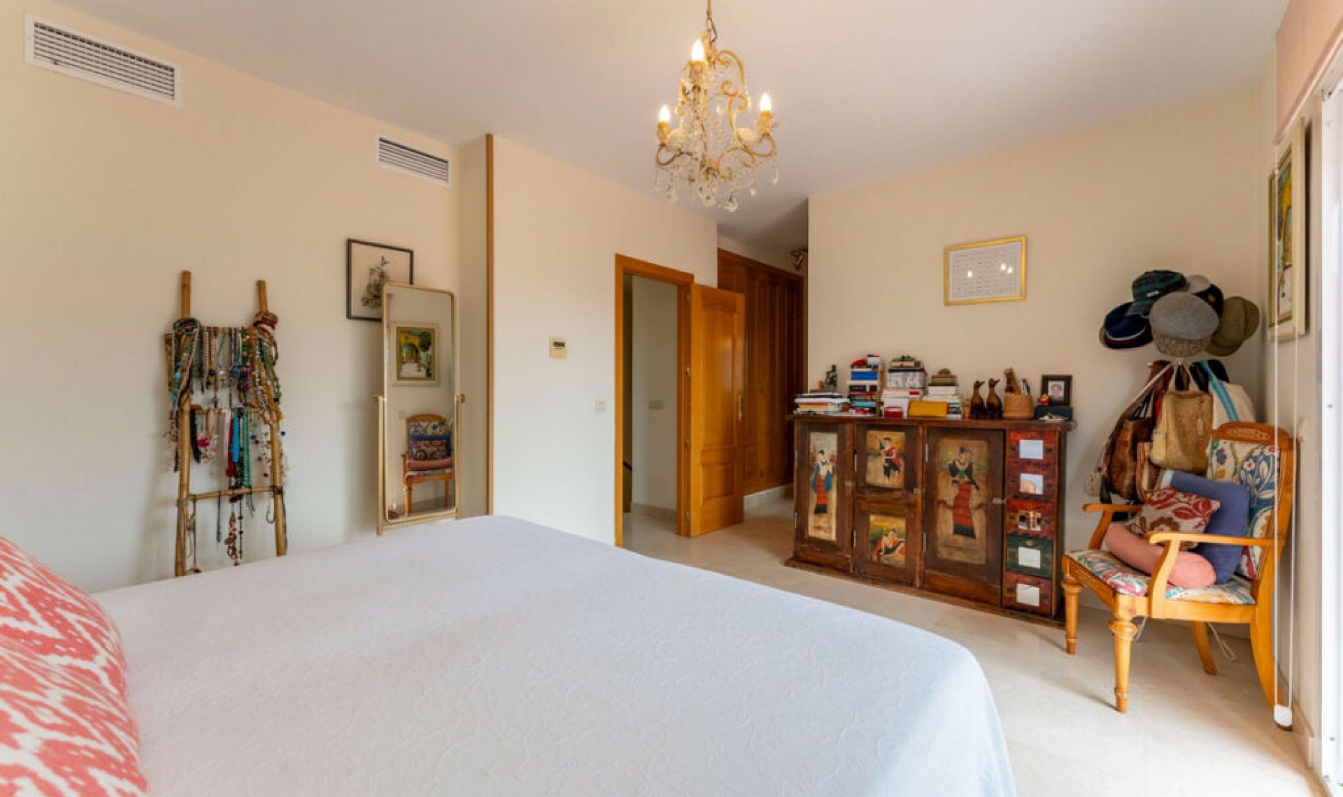 Resale - House -
Cerros del Aguila