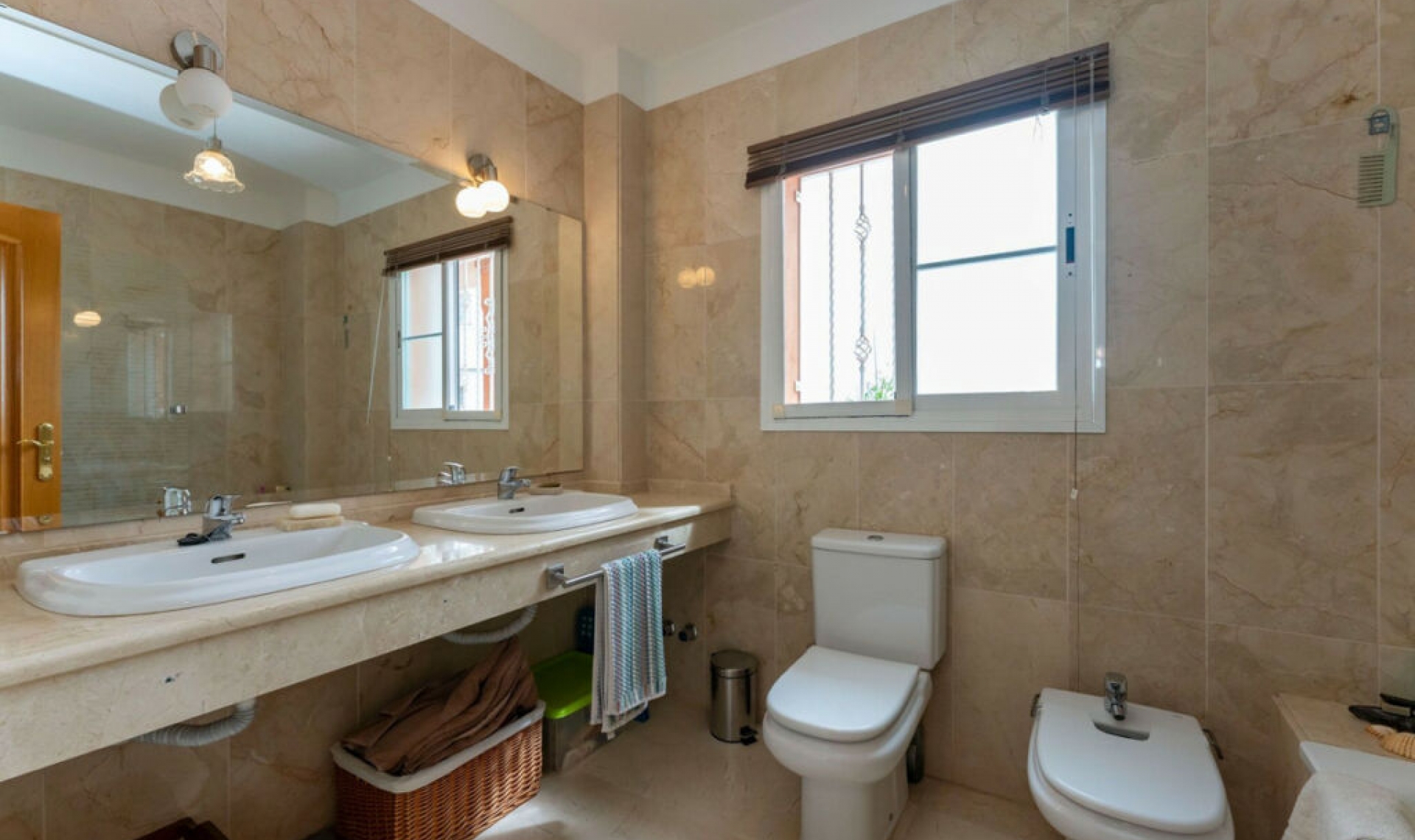 Resale - House -
Cerros del Aguila