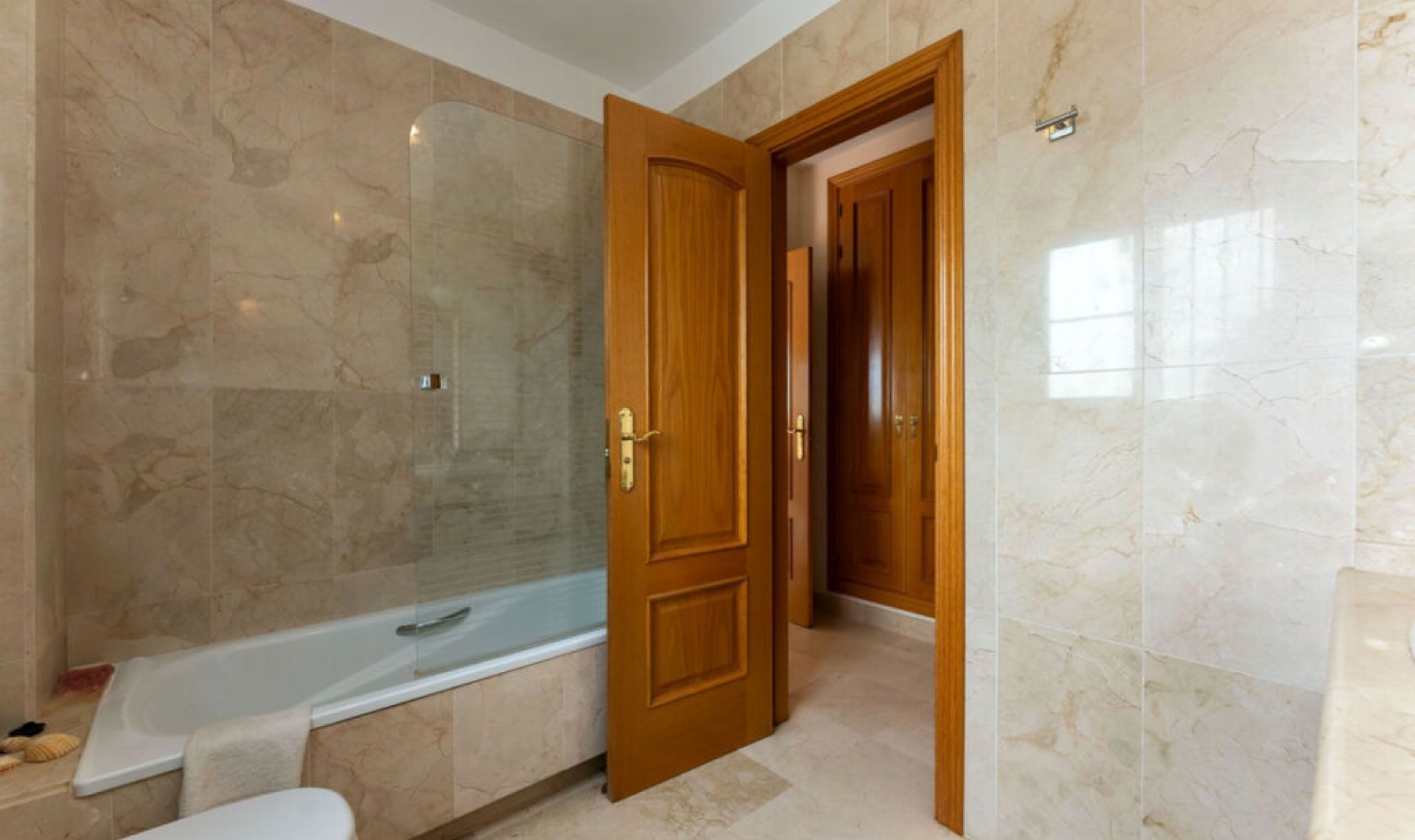 Resale - House -
Cerros del Aguila