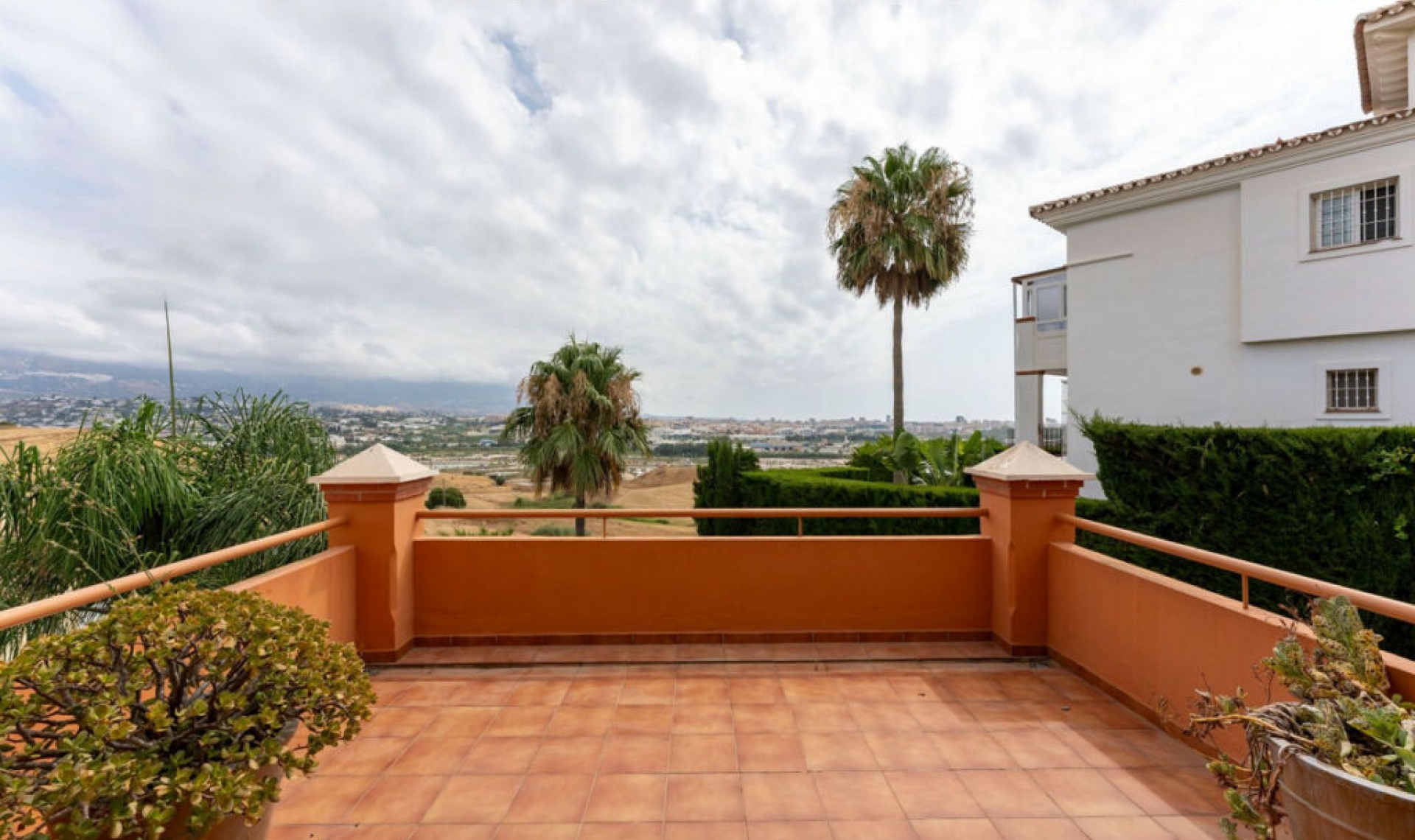 Resale - House -
Cerros del Aguila