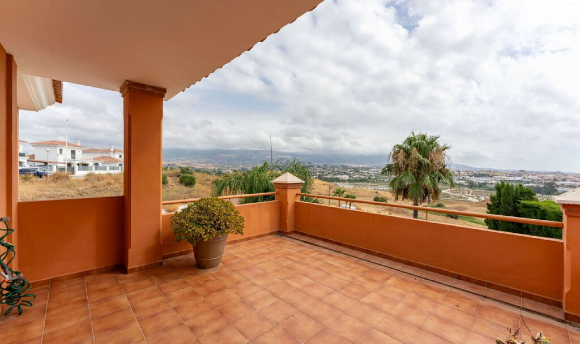 Resale - House -
Cerros del Aguila