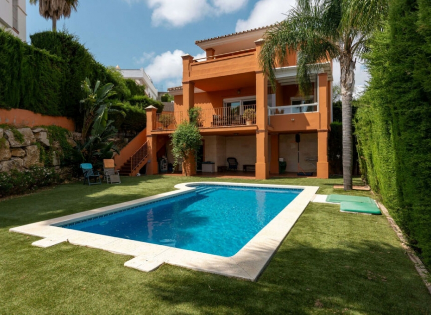 Resale - House -
Cerros del Aguila