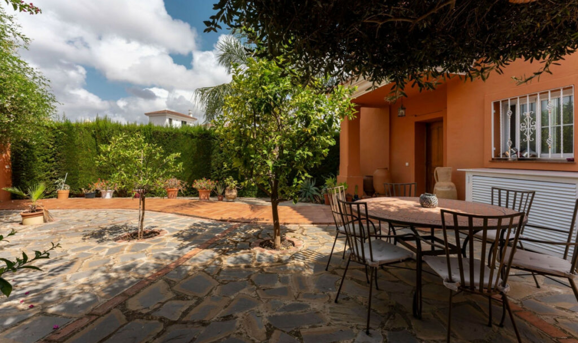 Resale - House -
Cerros del Aguila