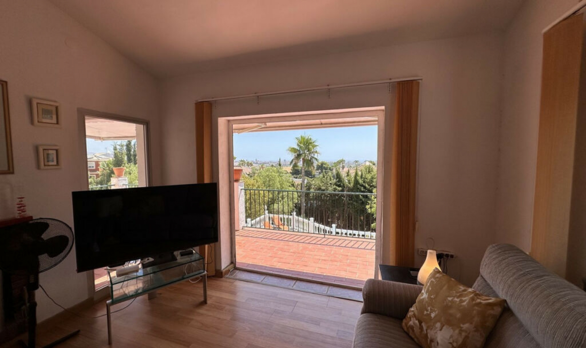 Resale - House -
Cerros del Aguila