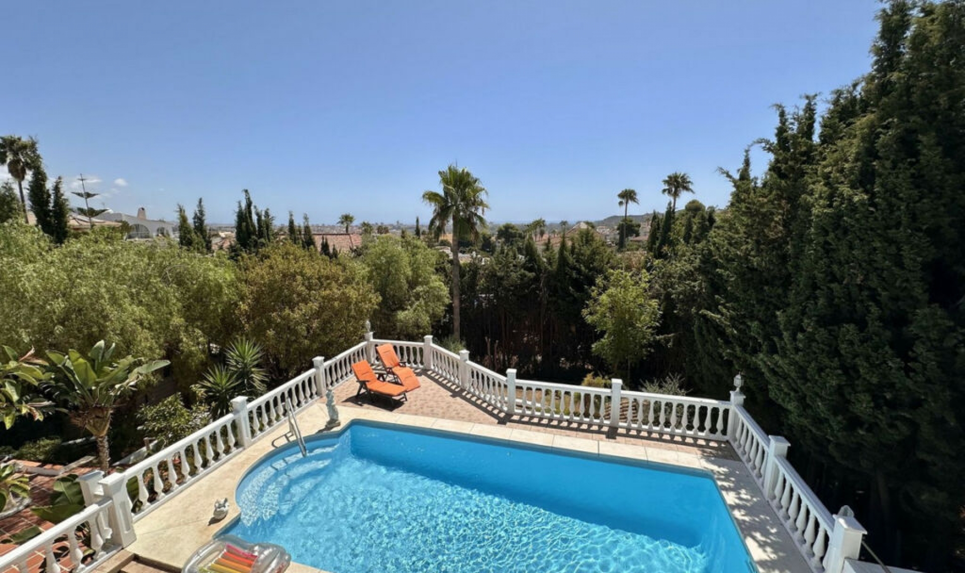 Resale - House -
Cerros del Aguila