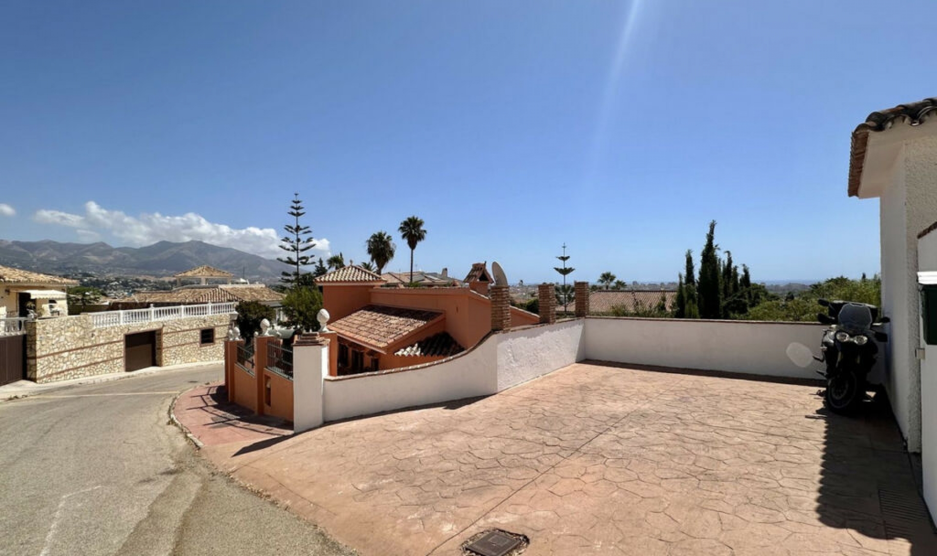 Resale - House -
Cerros del Aguila
