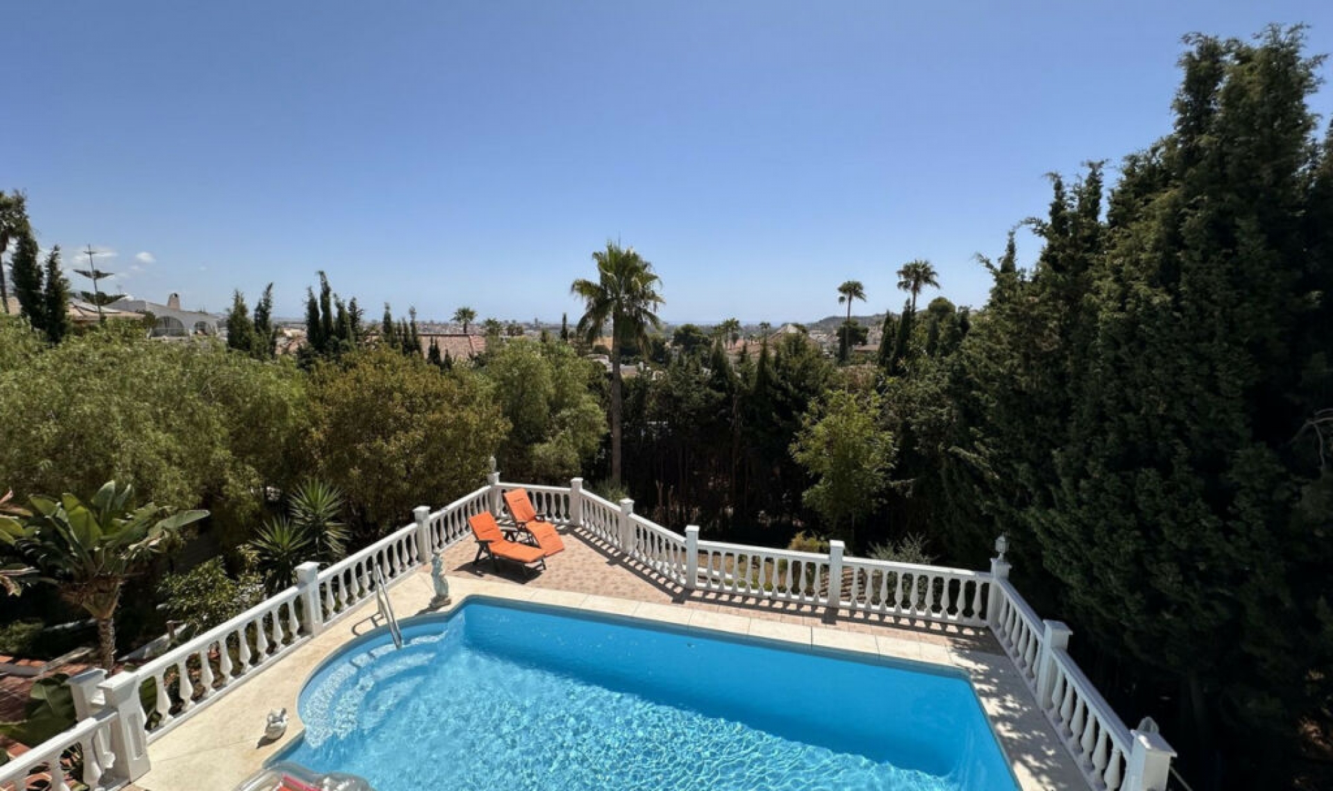 Resale - House -
Cerros del Aguila