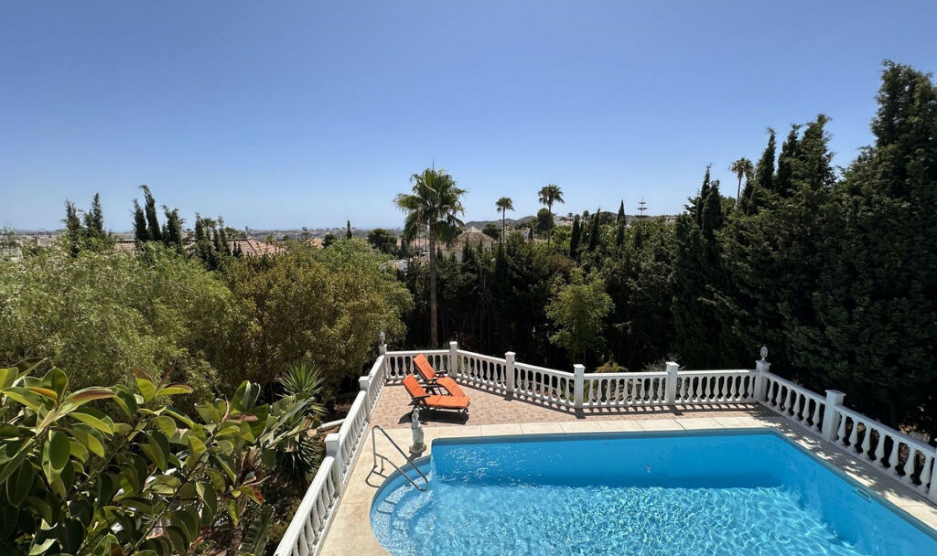 Resale - House -
Cerros del Aguila