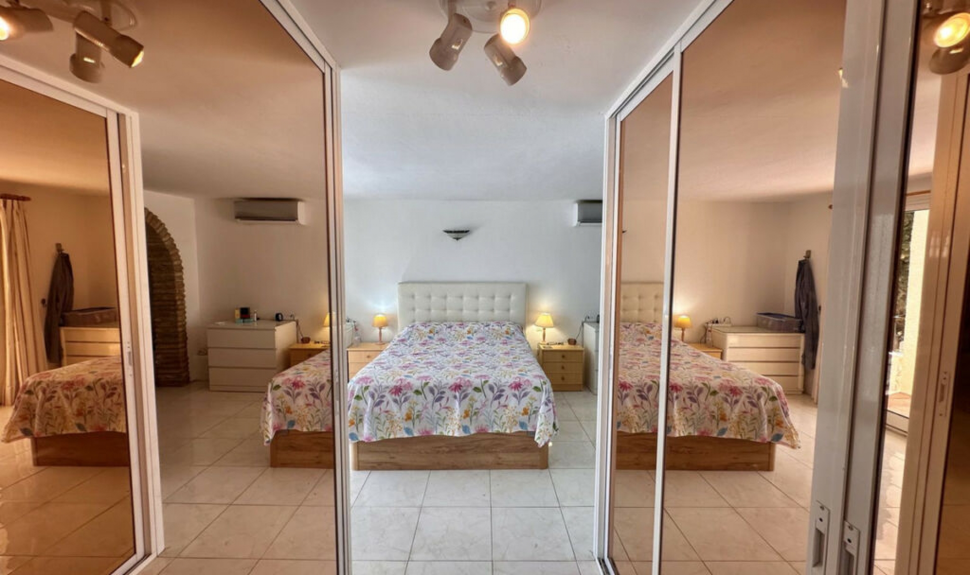 Resale - House -
Cerros del Aguila