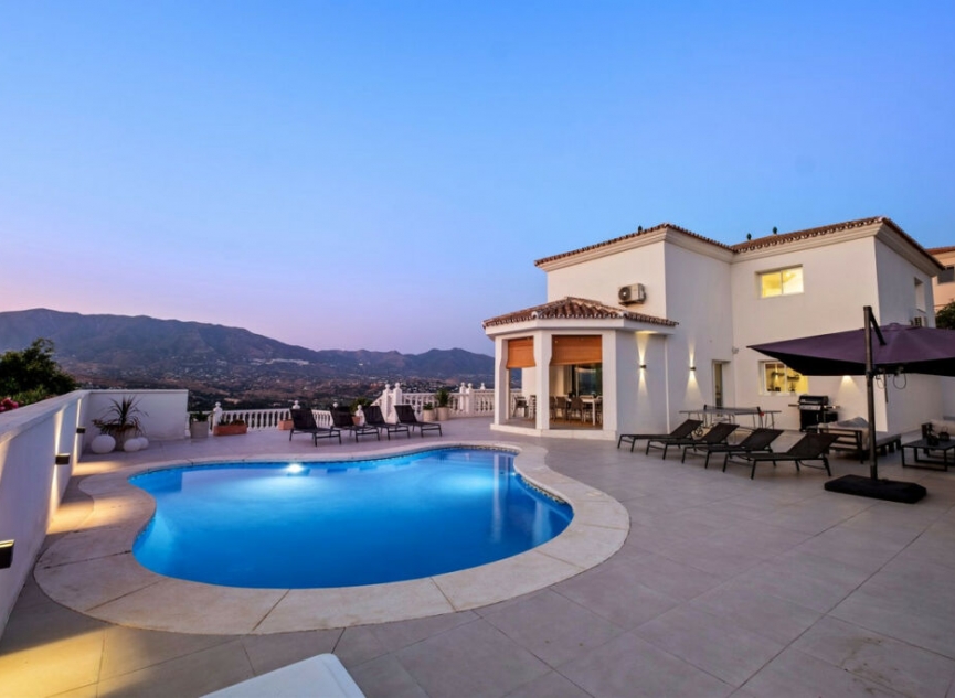 Resale - House -
Cerros del Aguila