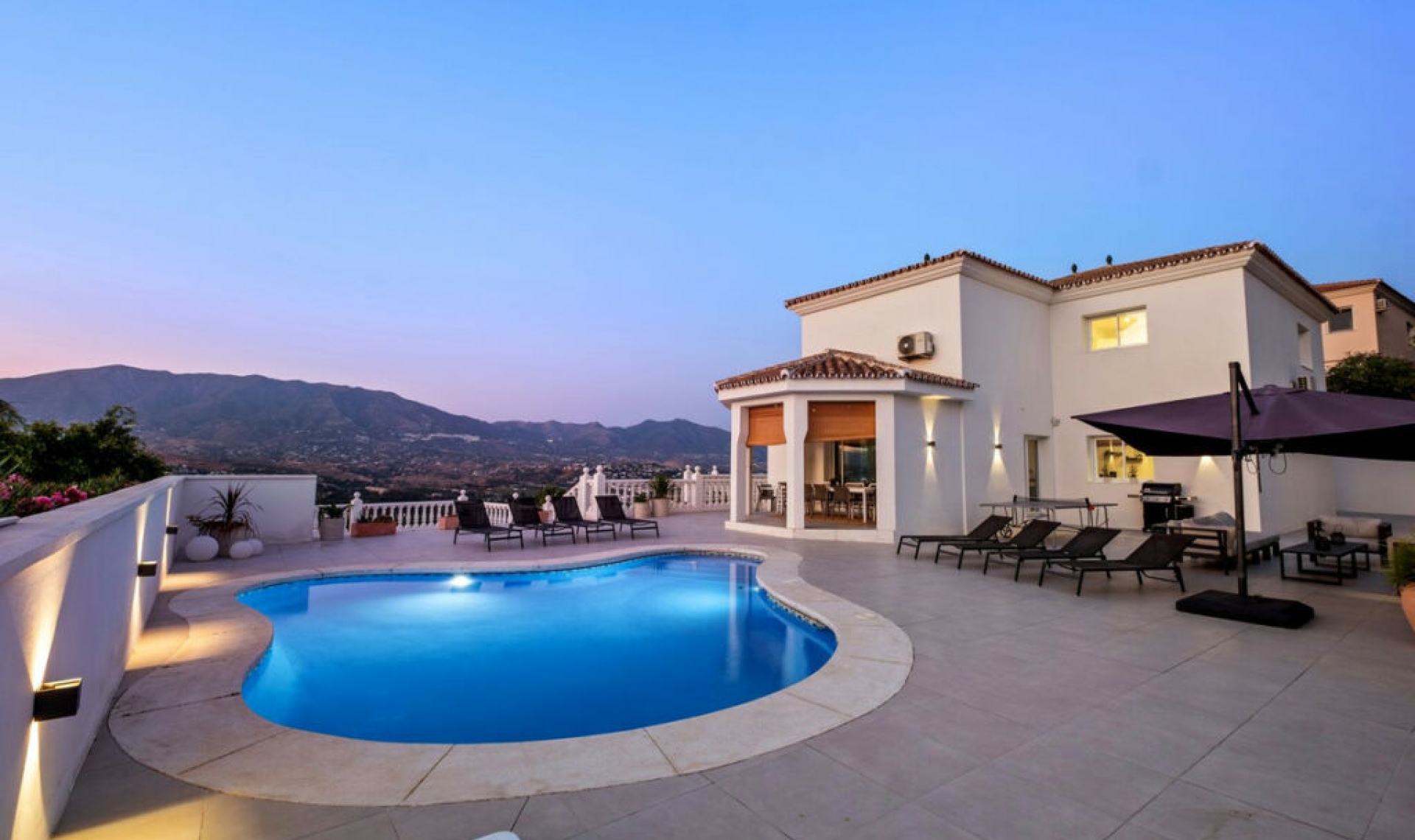 Resale - House -
Cerros del Aguila