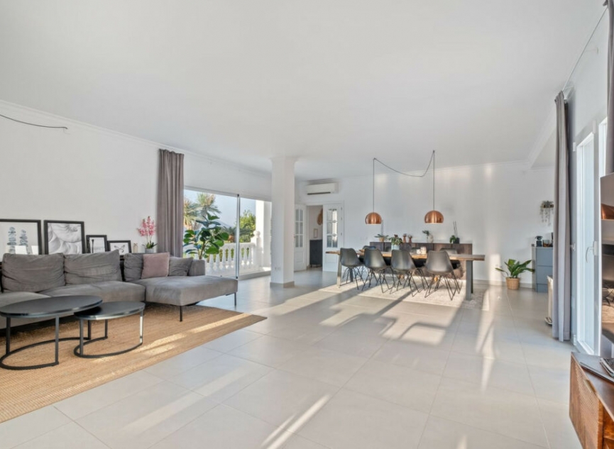 Resale - House -
Cerros del Aguila