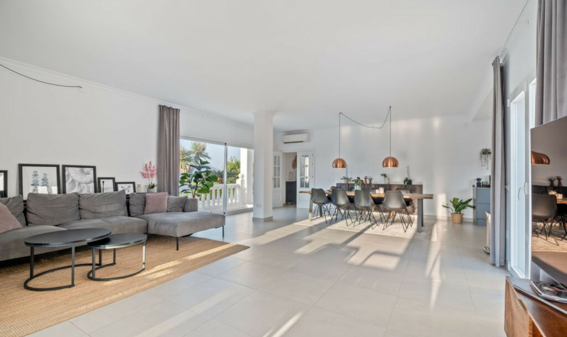 Resale - House -
Cerros del Aguila