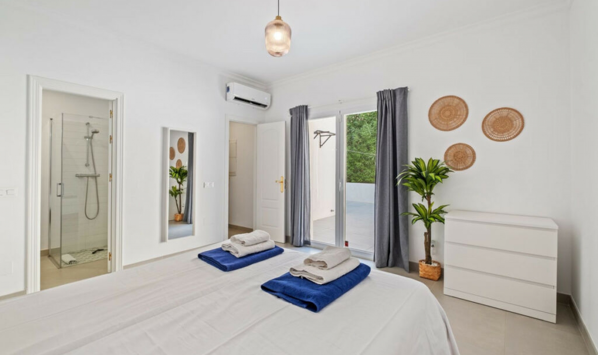 Resale - House -
Cerros del Aguila