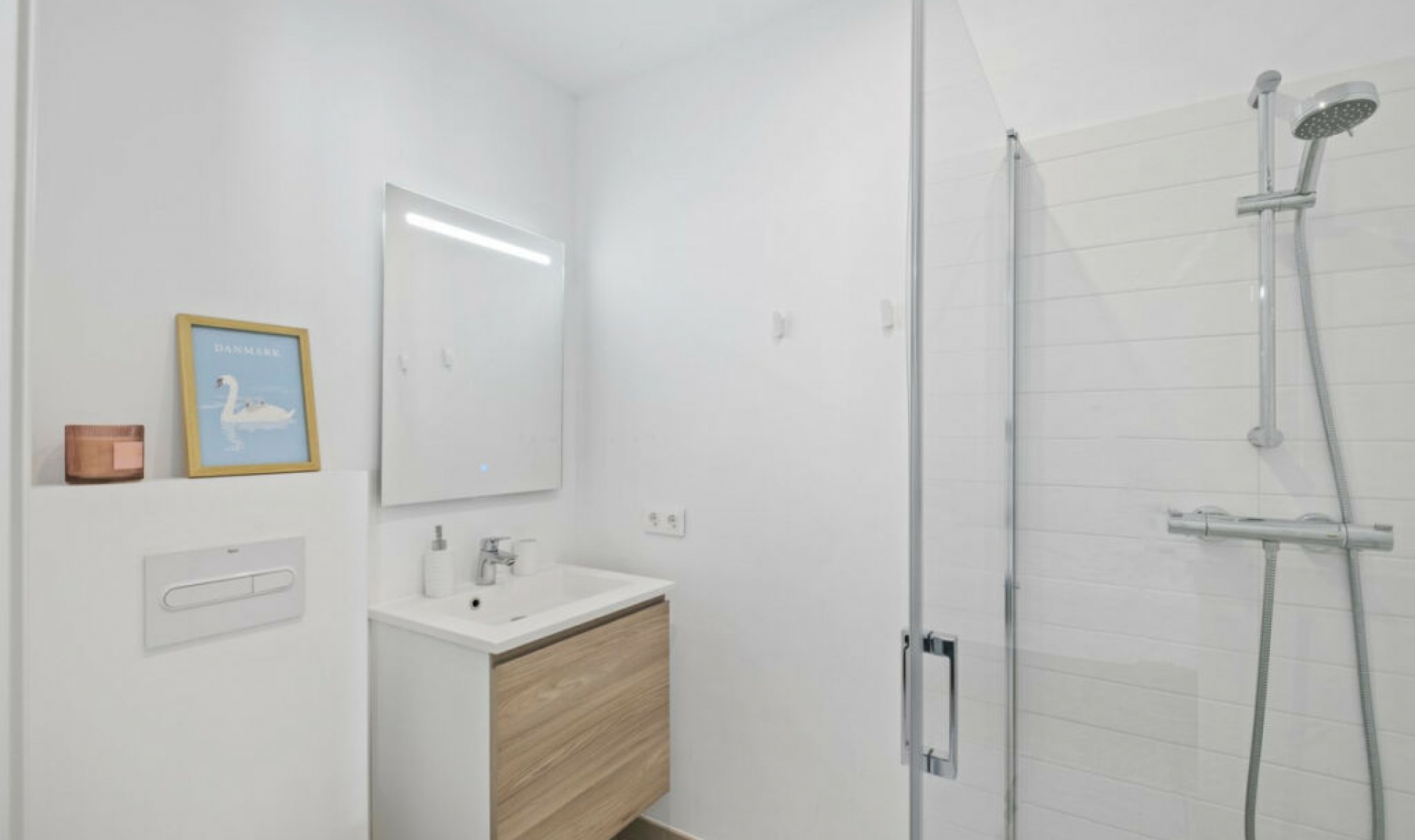 Resale - House -
Cerros del Aguila