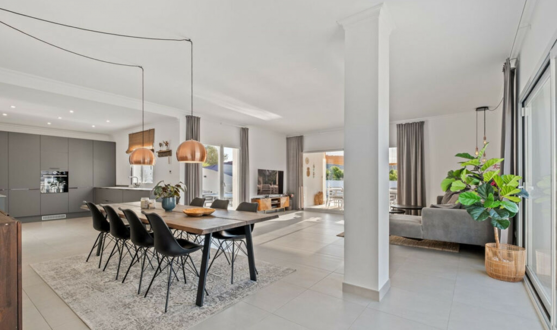 Resale - House -
Cerros del Aguila