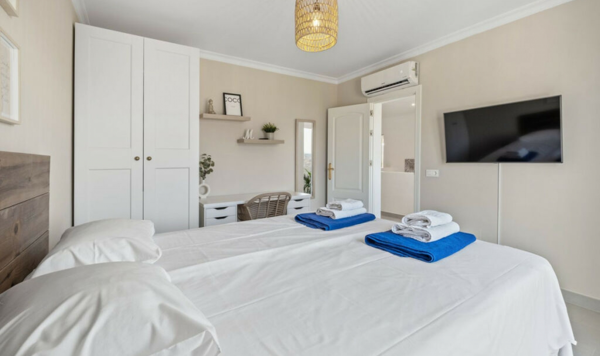 Resale - House -
Cerros del Aguila