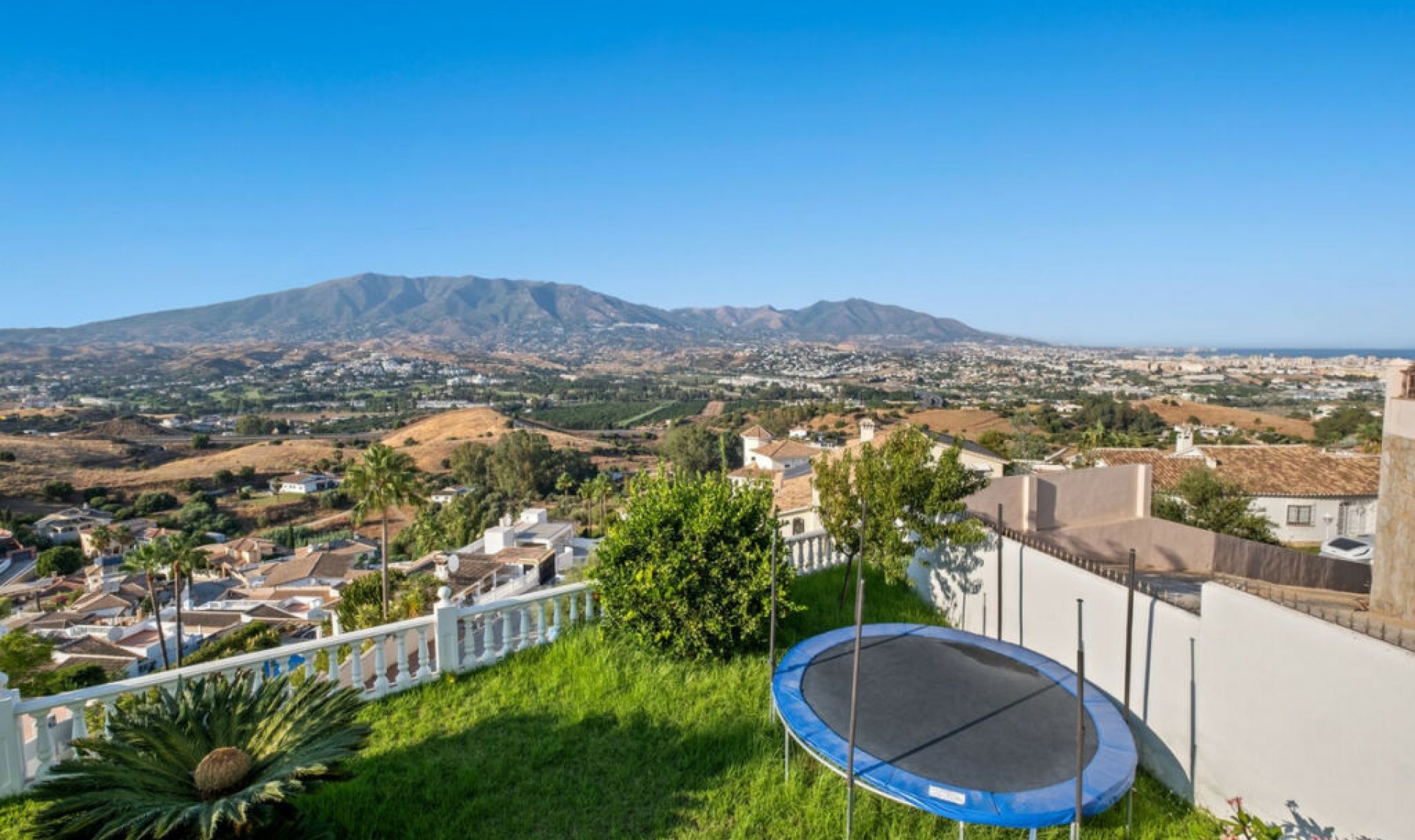 Resale - House -
Cerros del Aguila