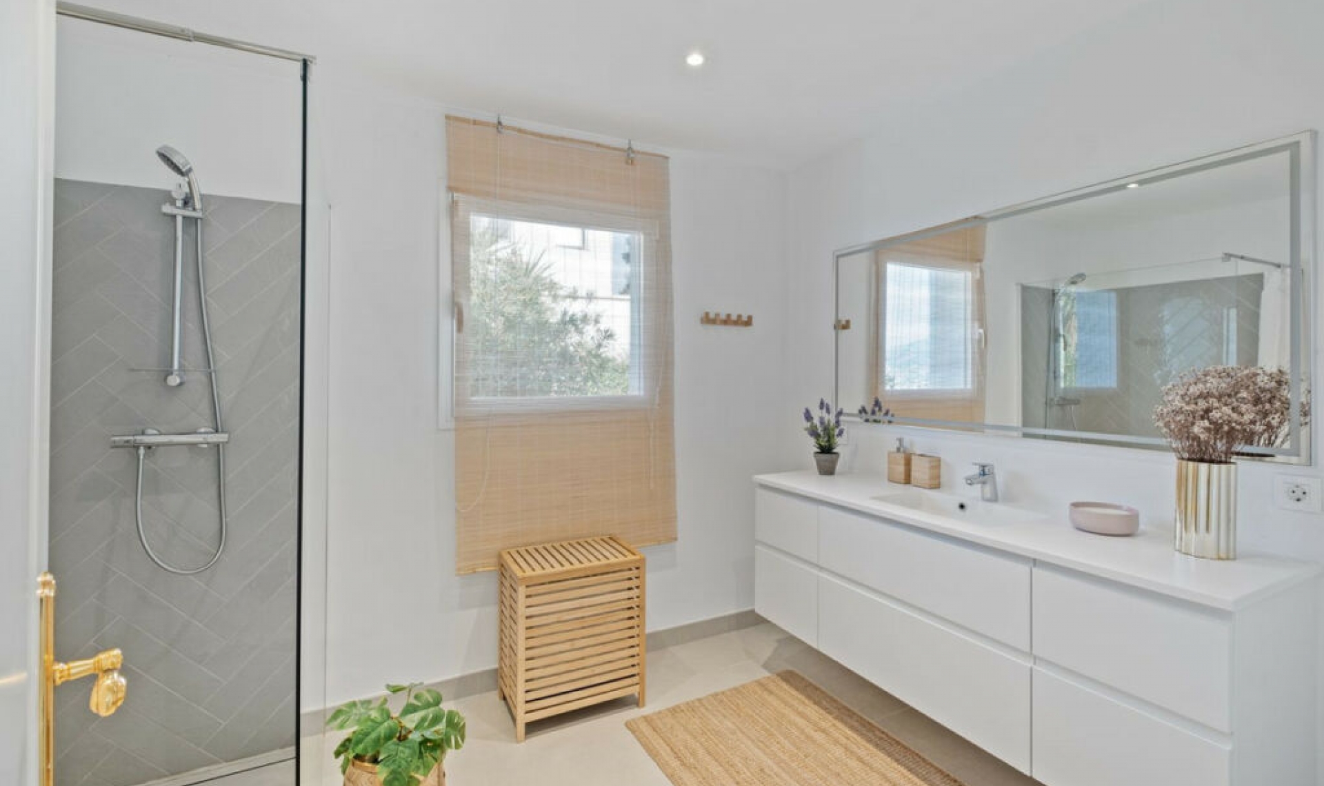 Resale - House -
Cerros del Aguila