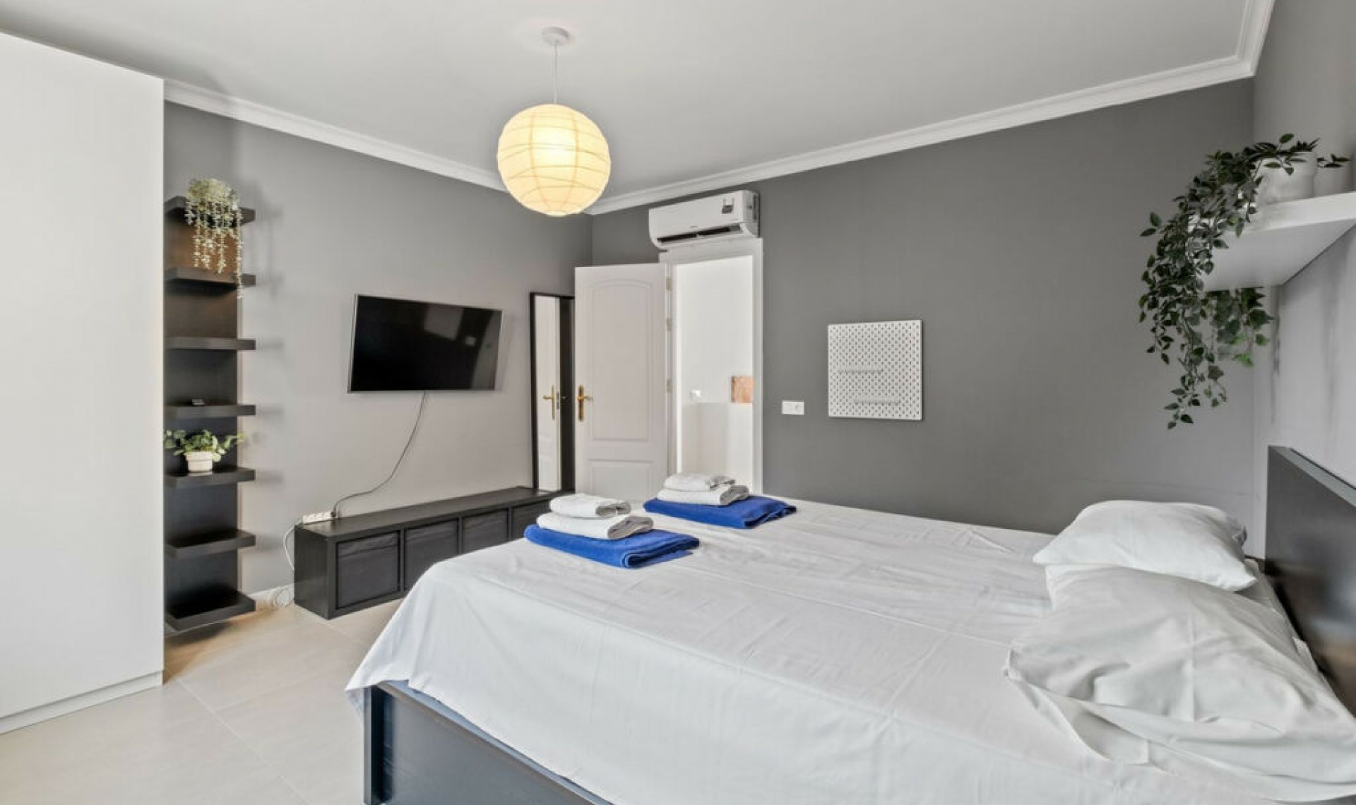 Resale - House -
Cerros del Aguila