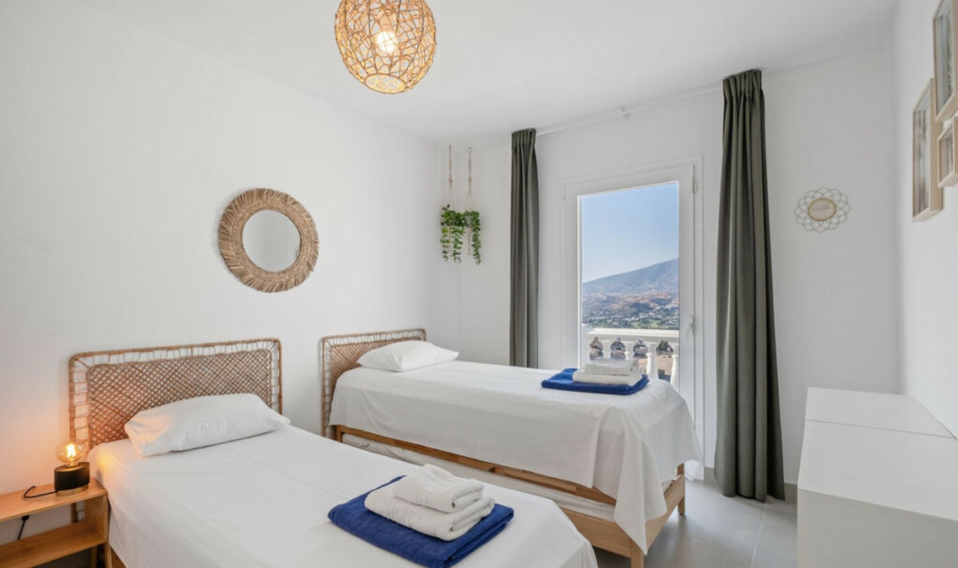 Resale - House -
Cerros del Aguila