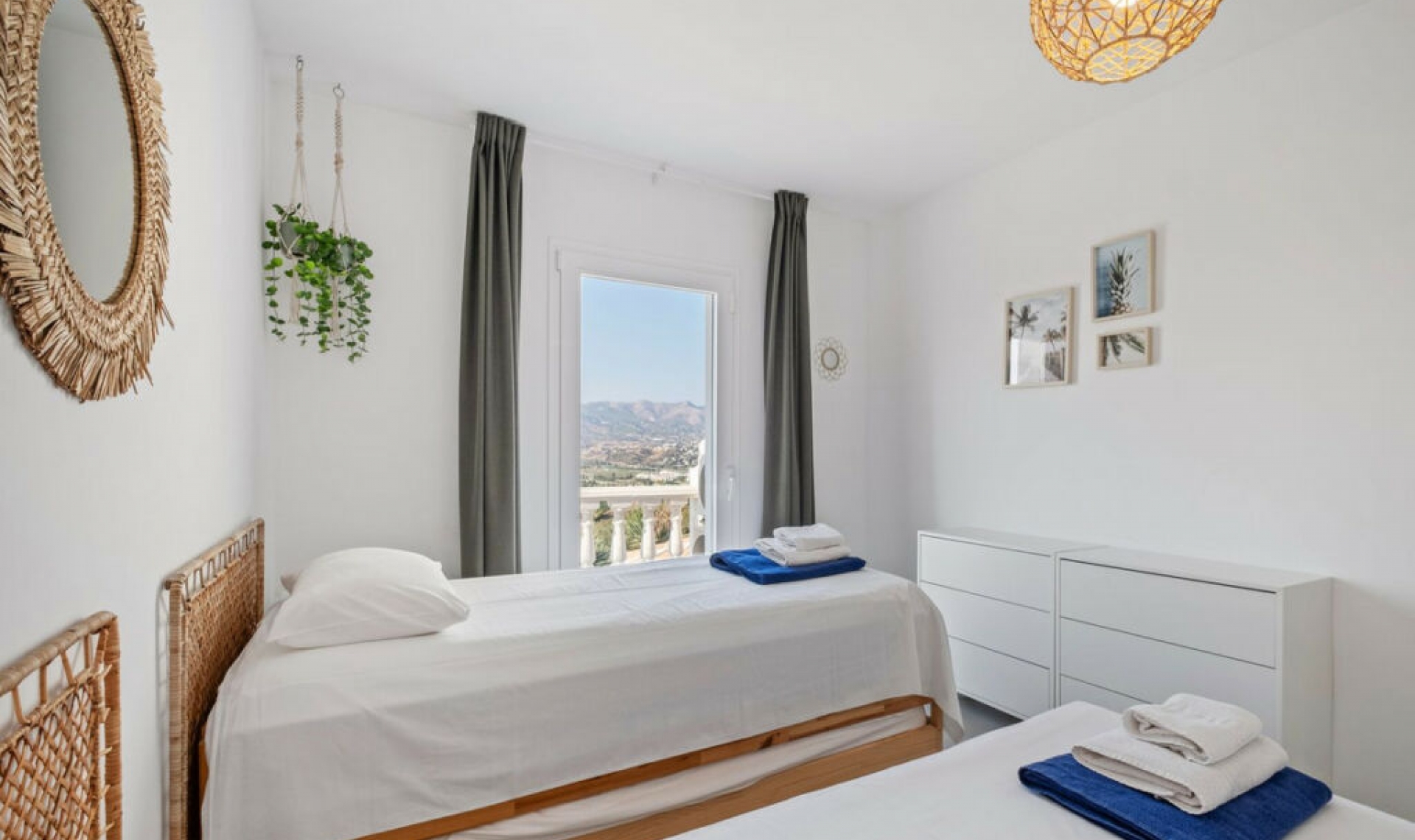 Resale - House -
Cerros del Aguila