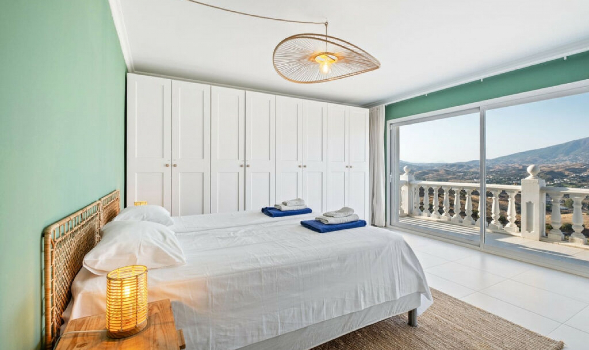 Resale - House -
Cerros del Aguila