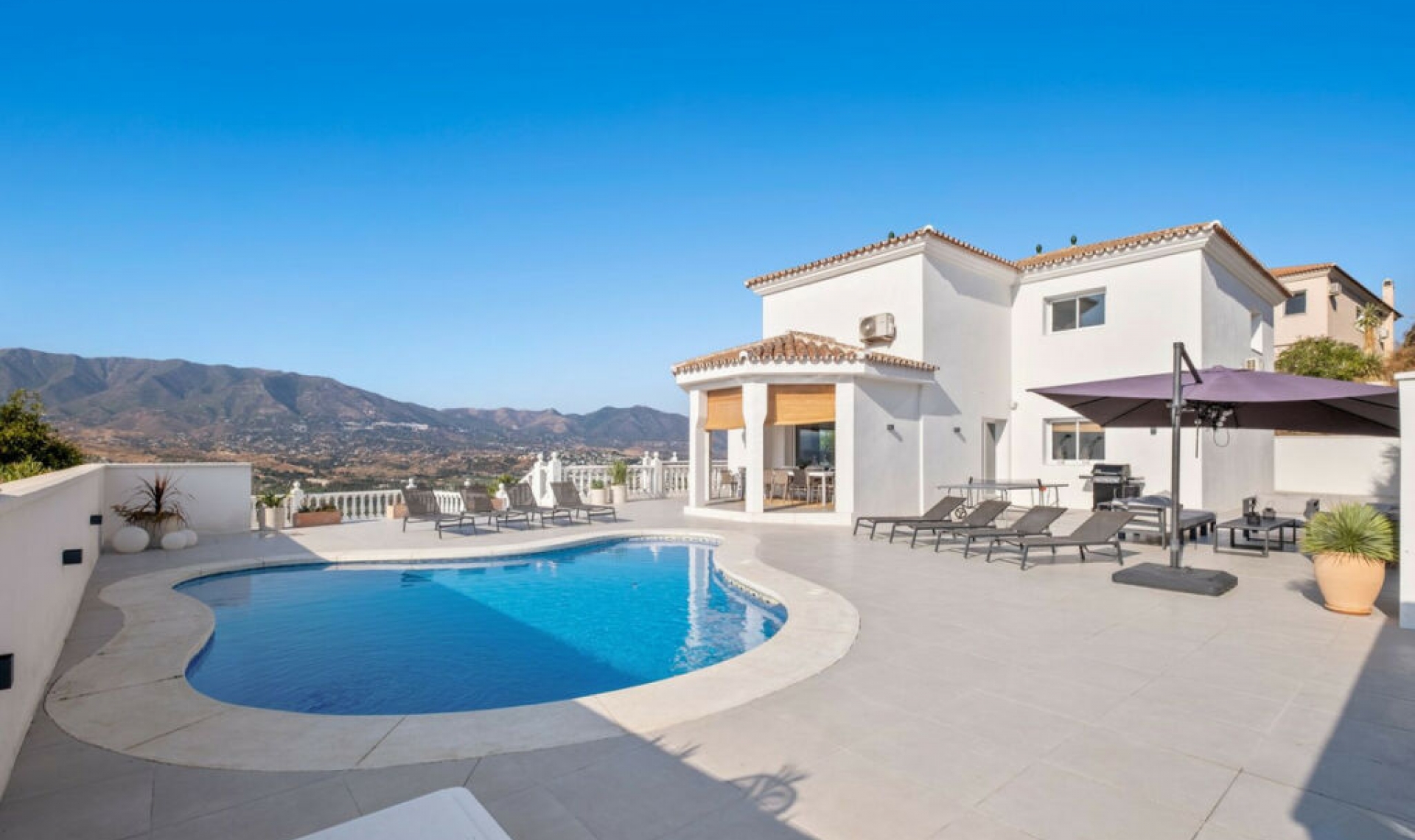 Resale - House -
Cerros del Aguila