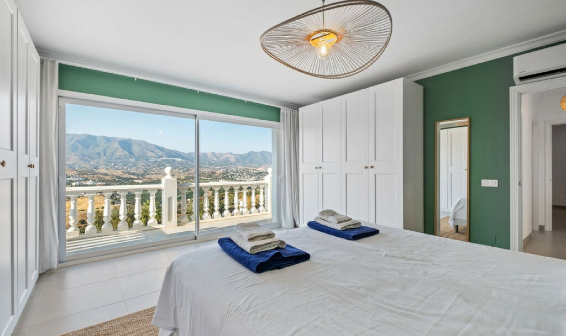 Resale - House -
Cerros del Aguila