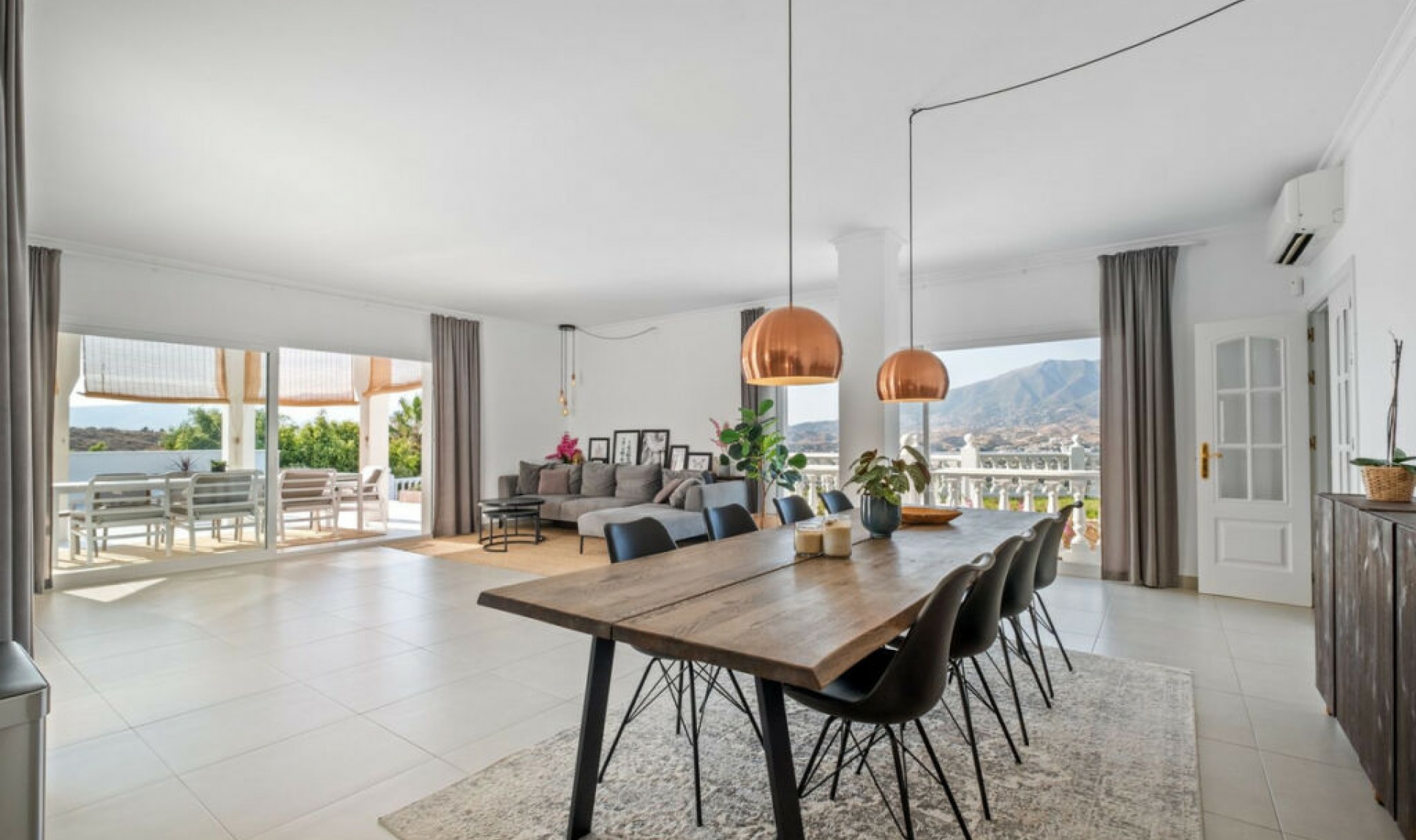 Resale - House -
Cerros del Aguila