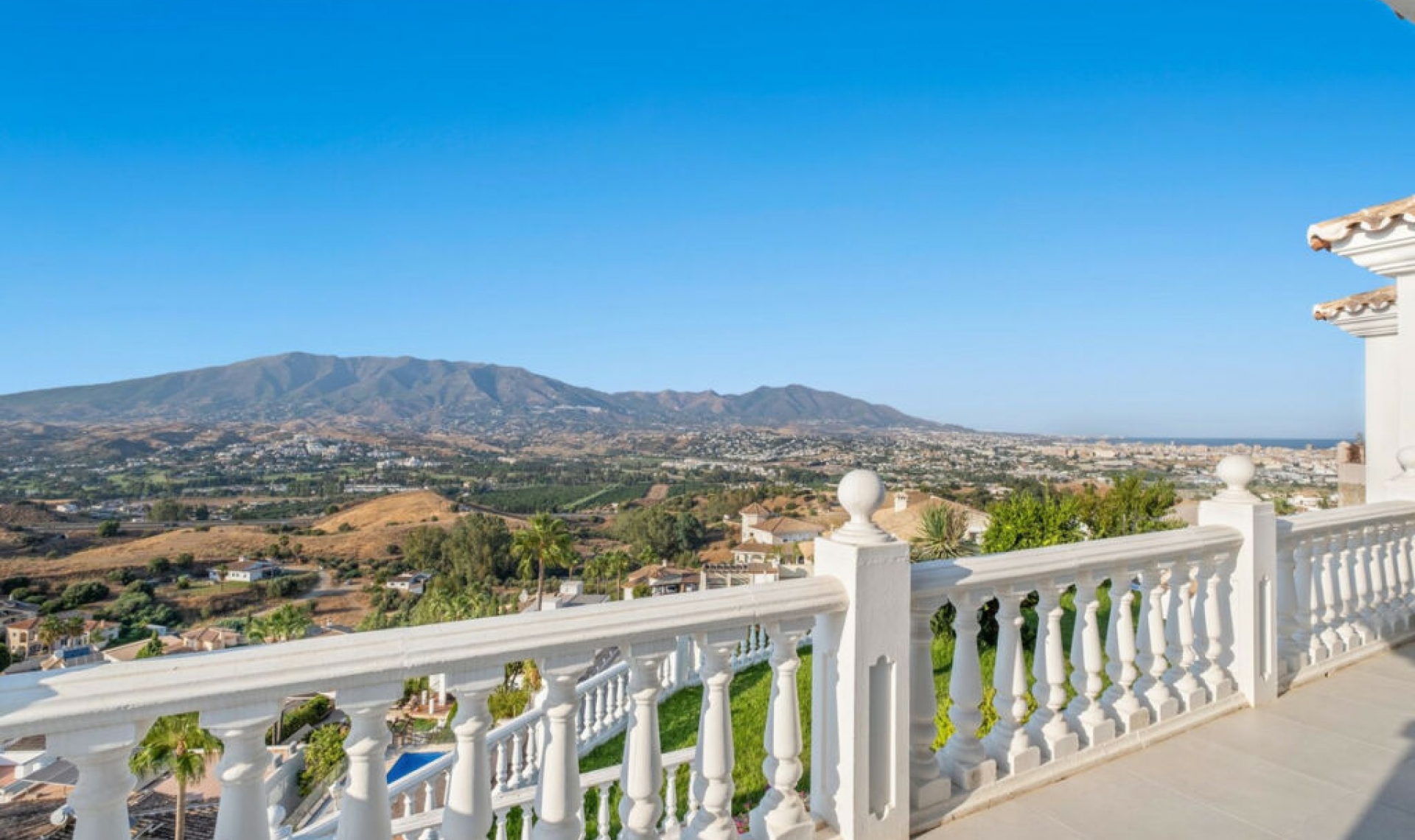 Resale - House -
Cerros del Aguila