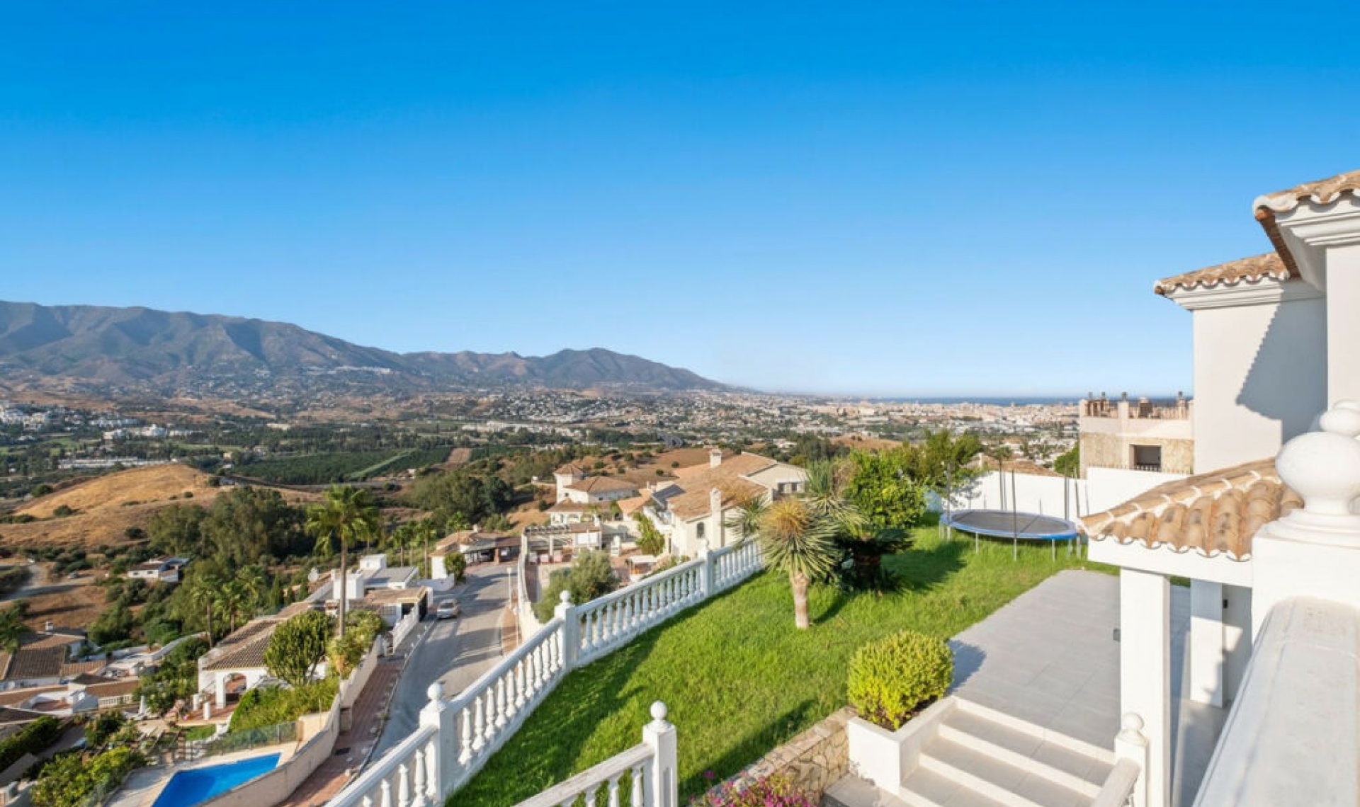 Resale - House -
Cerros del Aguila